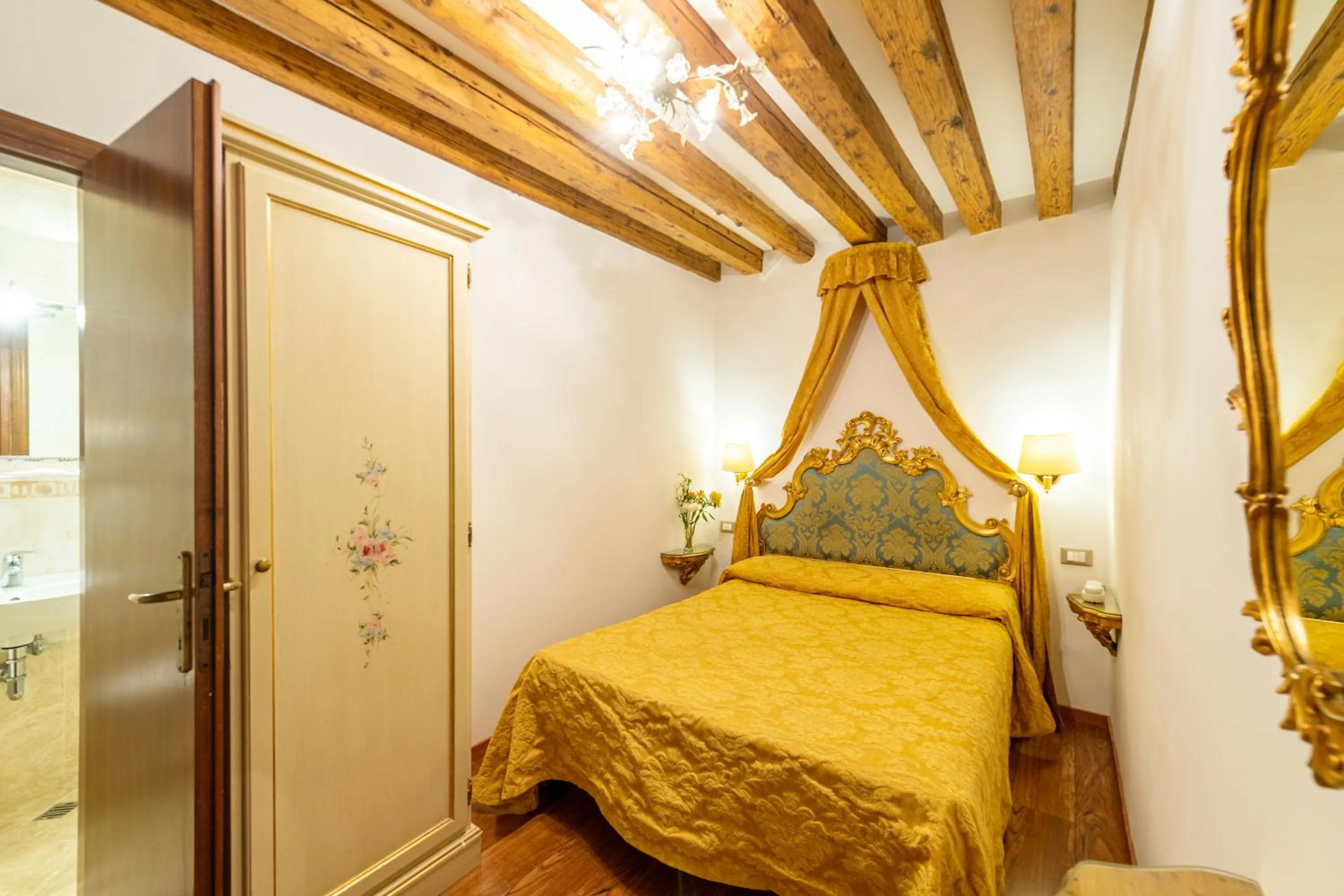 Bedroom, Bed in Hotel Al Vagon