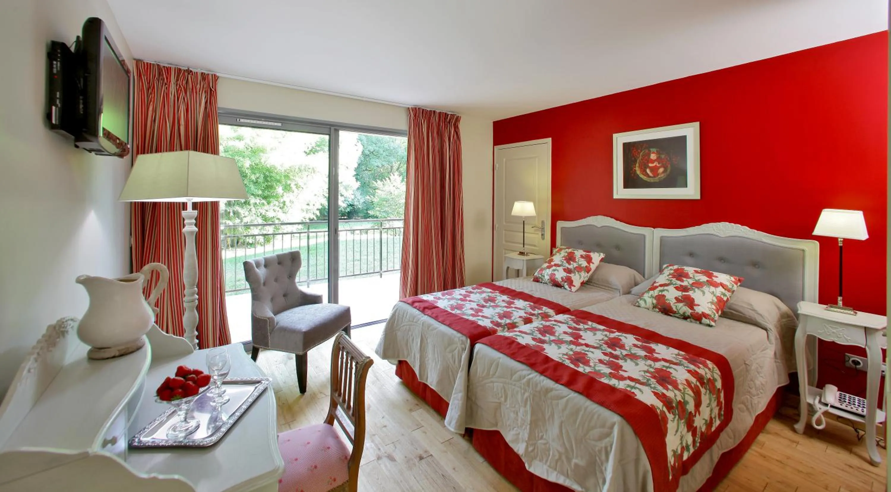 Photo of the whole room, Bed in Le Moulin de Mitou