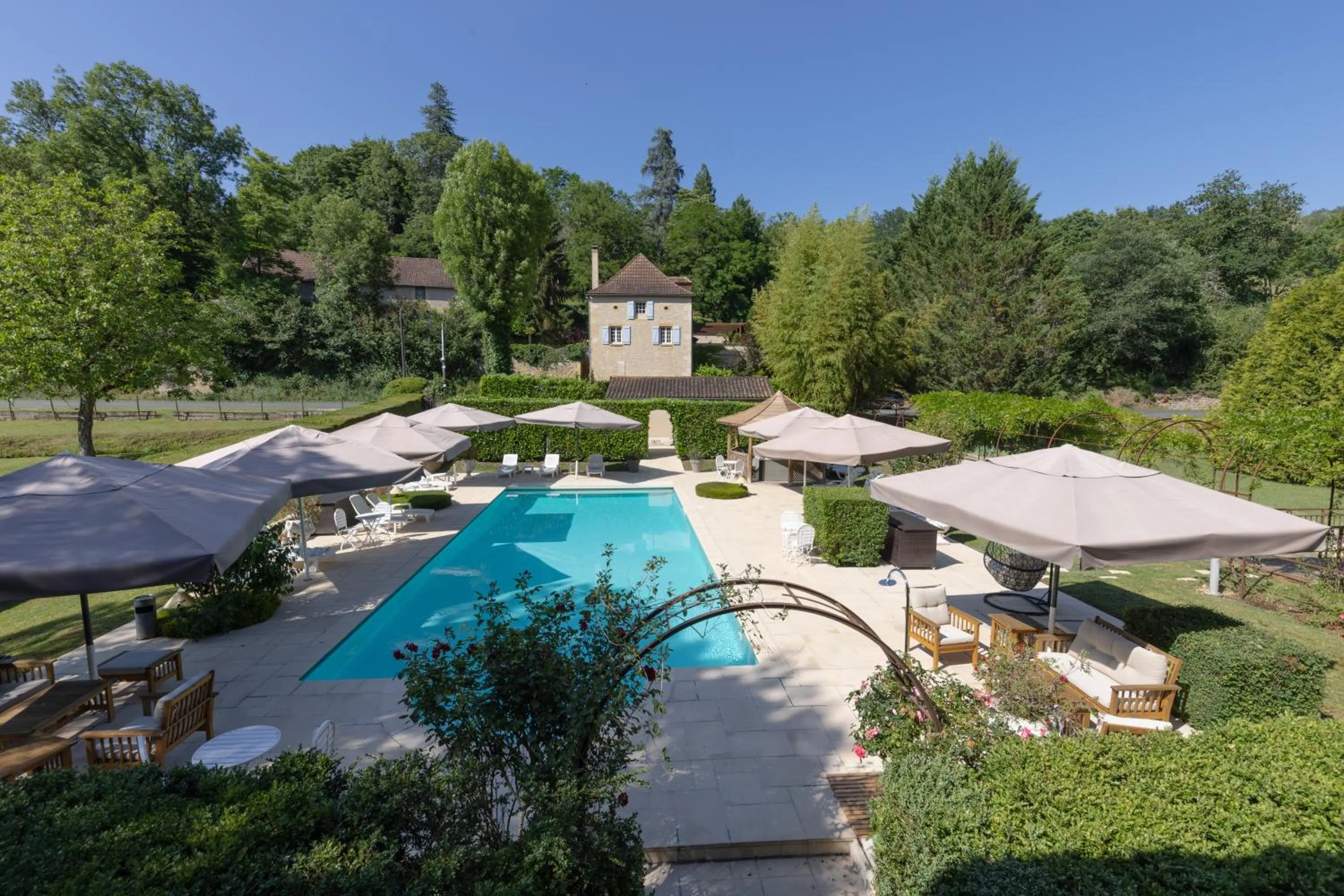 Pool view in Le Moulin de Mitou
