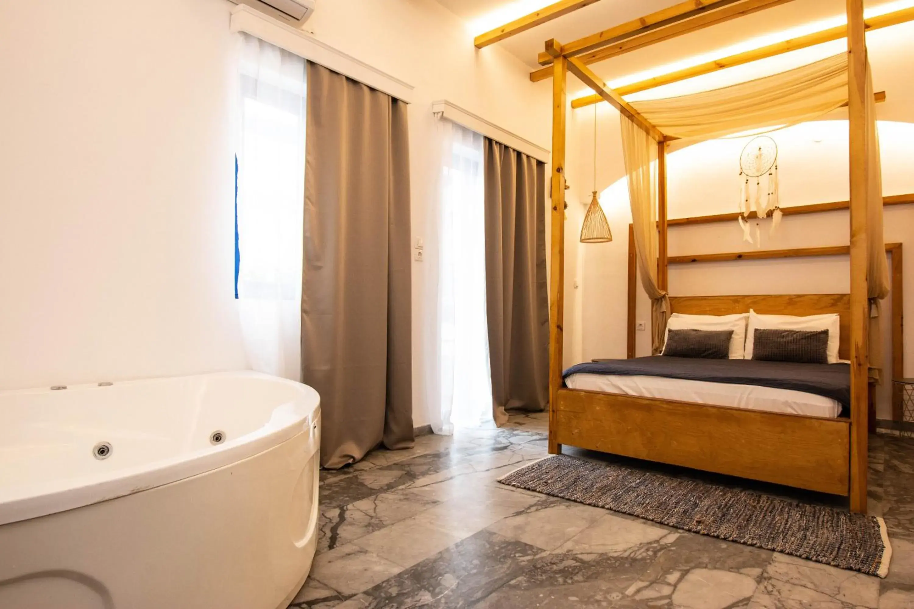 Deluxe Family Room with Hot Tub in OV Suites "by Checkin" Deluxe Family Room with Hot Tub in OV Suites "by Checkin"