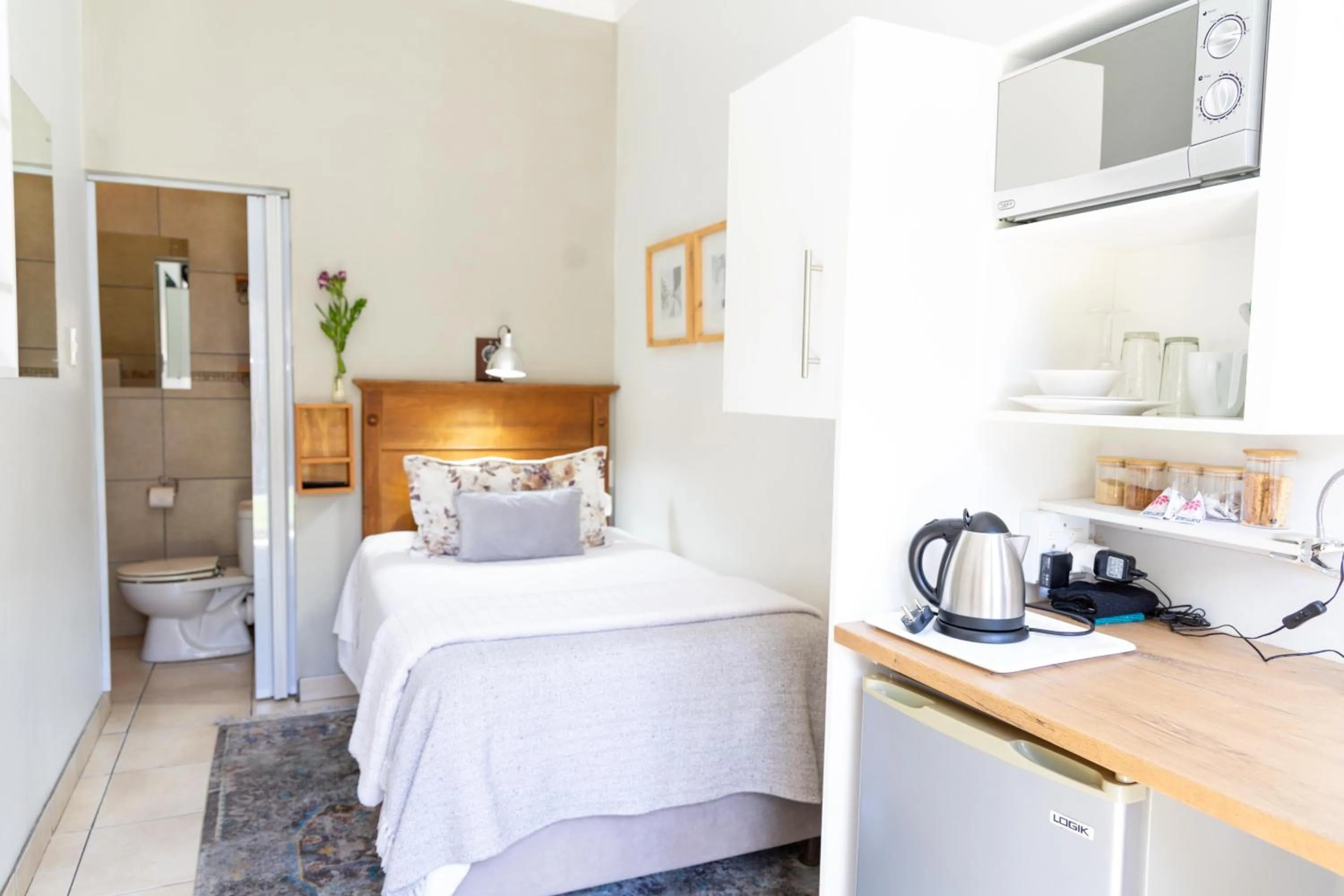 Shower, Bed in LA Guesthouse