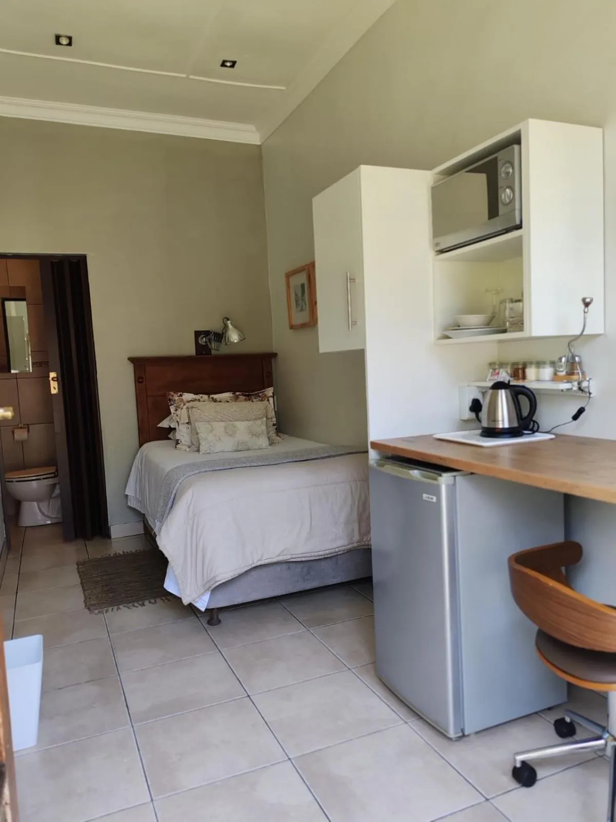 Single Room with Bathroom - single occupancy in LA Guesthouse