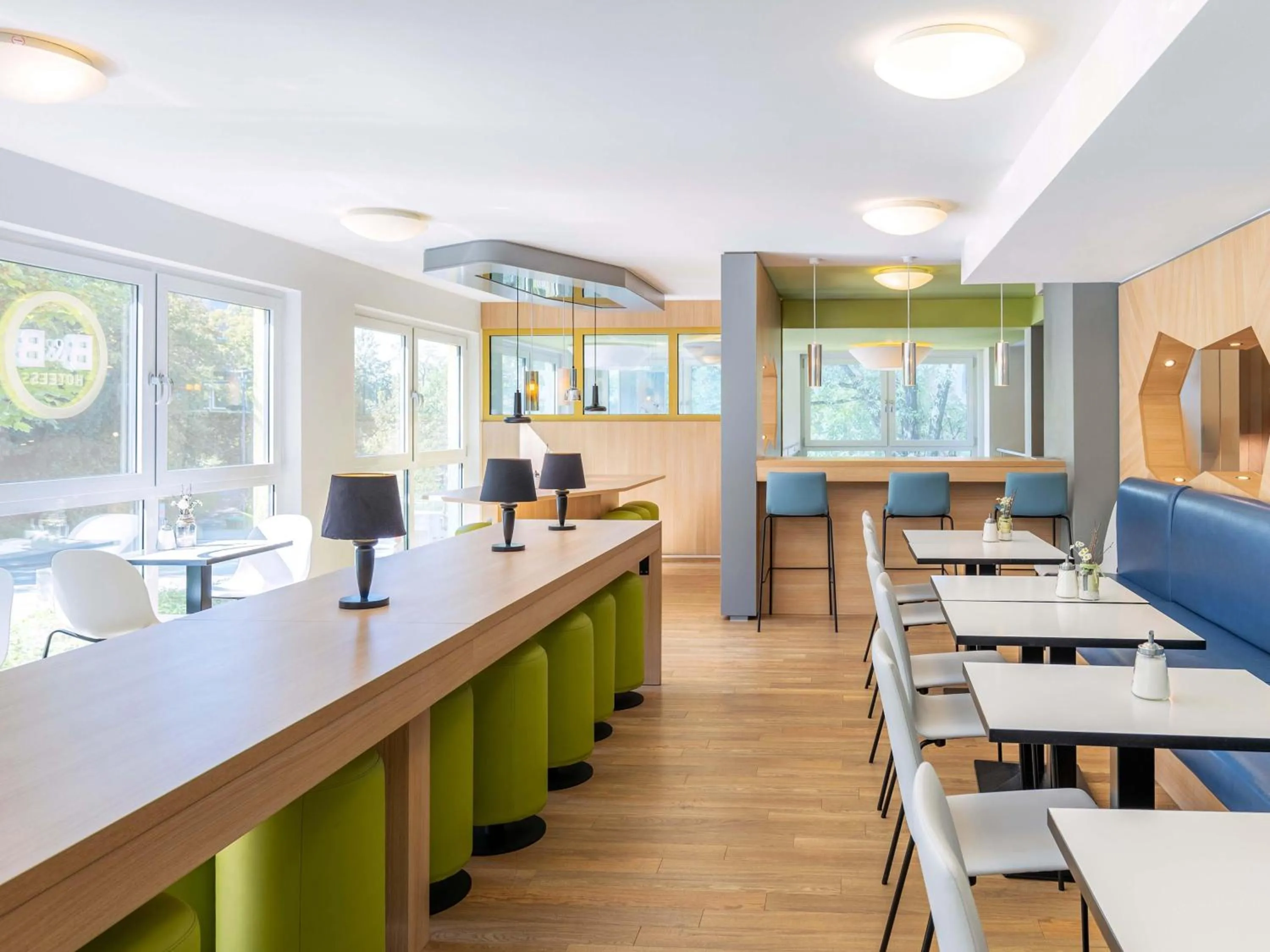 Lounge or bar in B&B Hotel Stuttgart-City