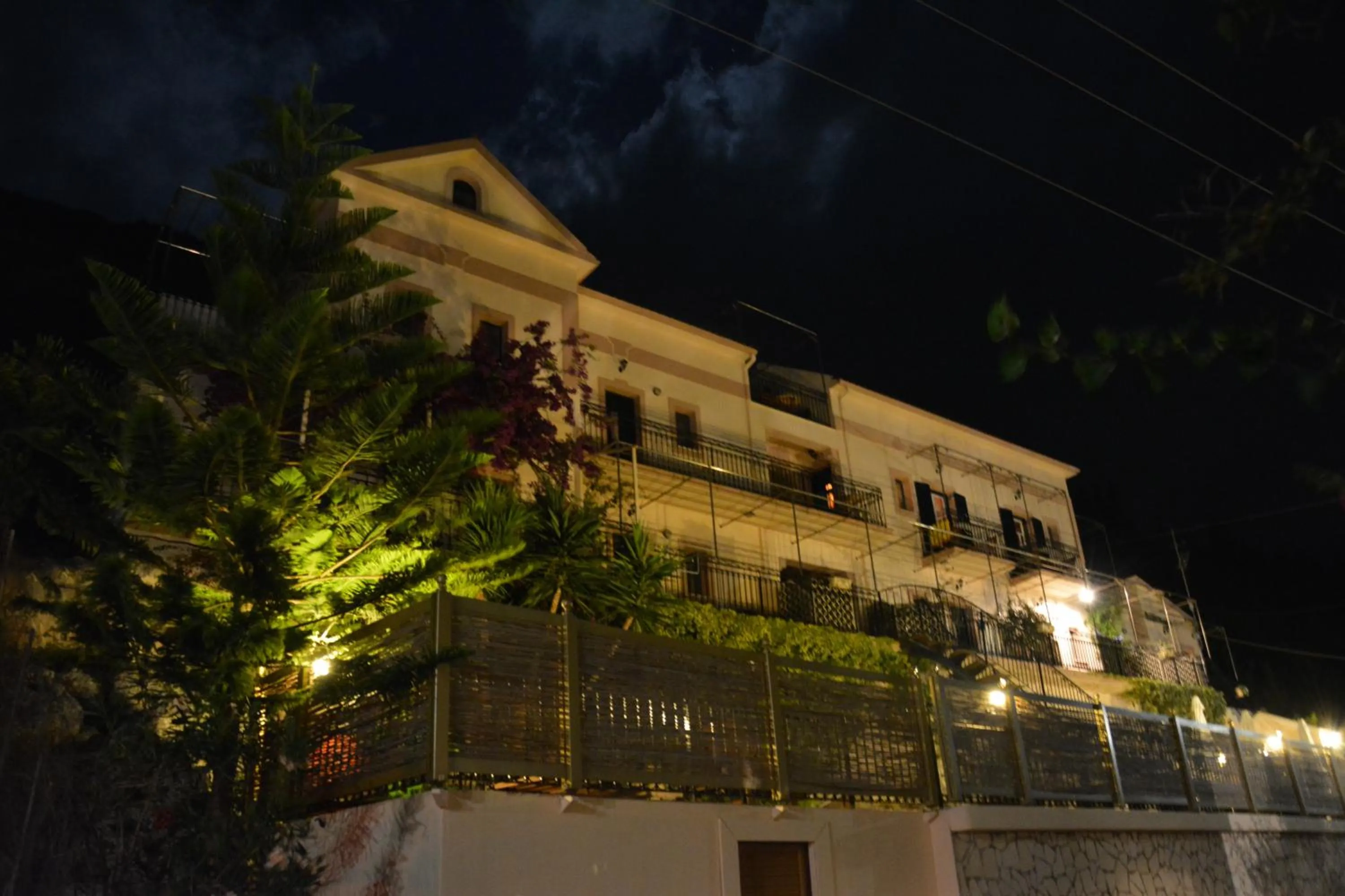 Night in Aristotelis Apartments