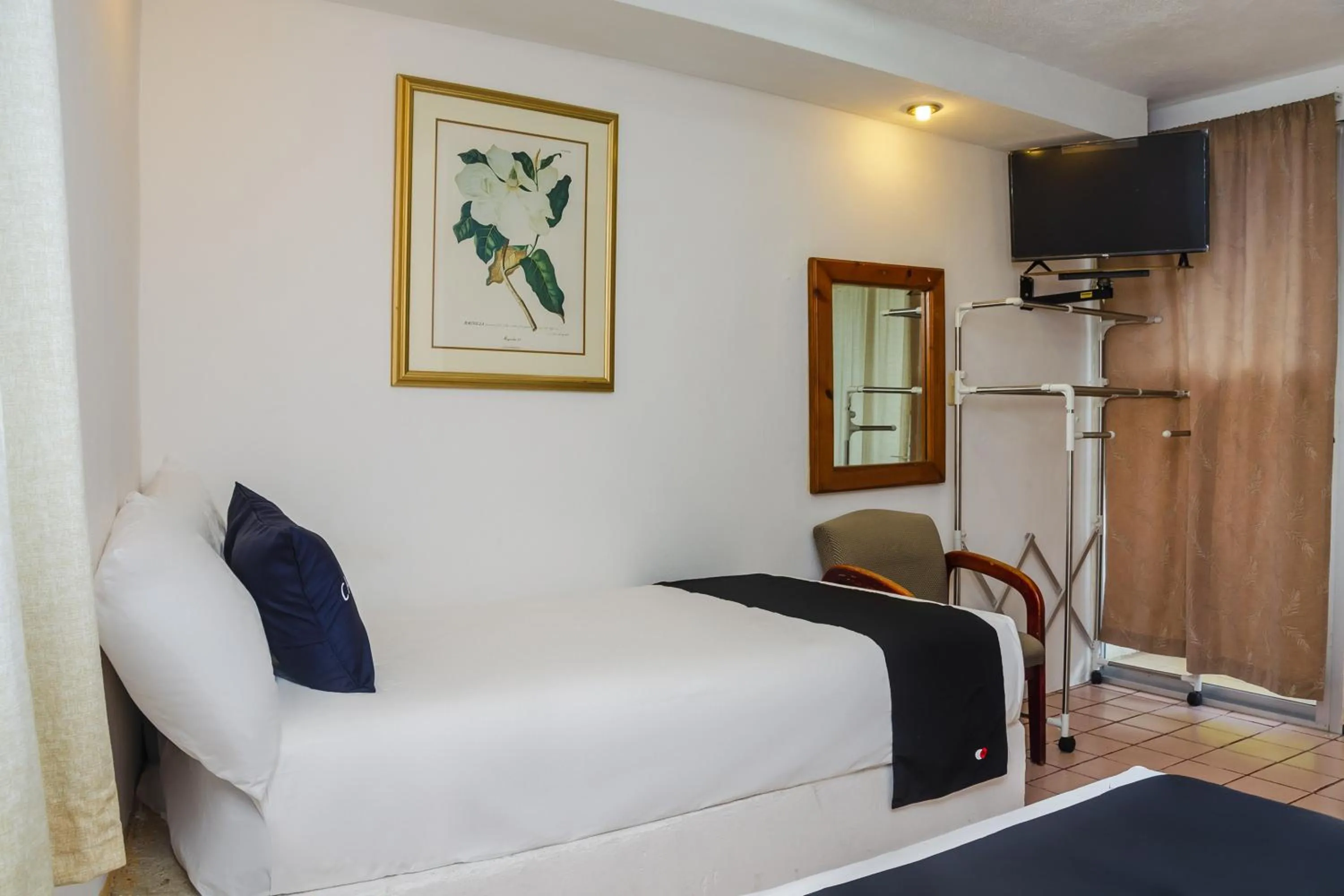 Bedroom, Bed in Capital O Hotel Dos Mares, Cabo San Lucas