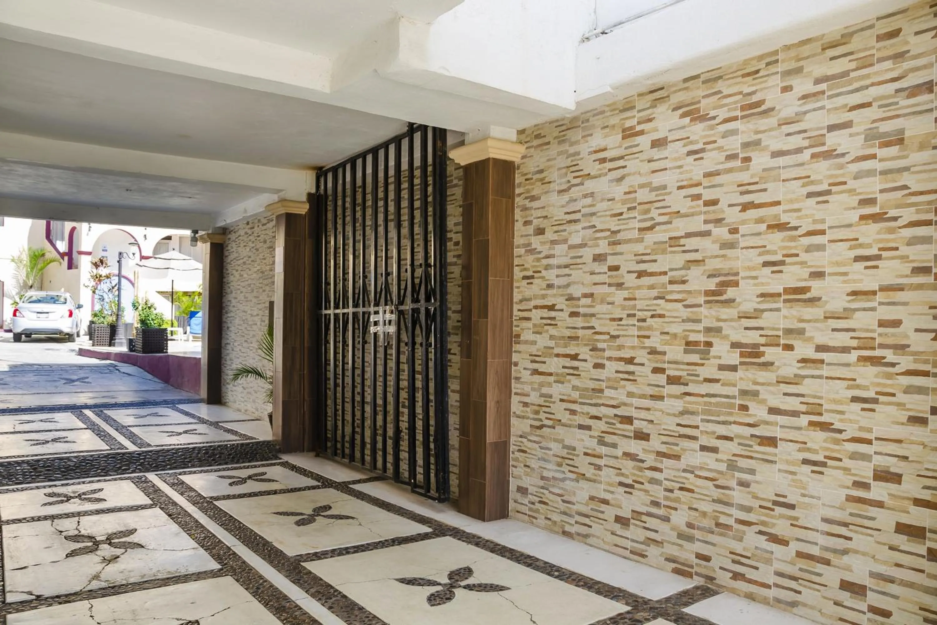 Facade/entrance in Capital O Hotel Dos Mares, Cabo San Lucas