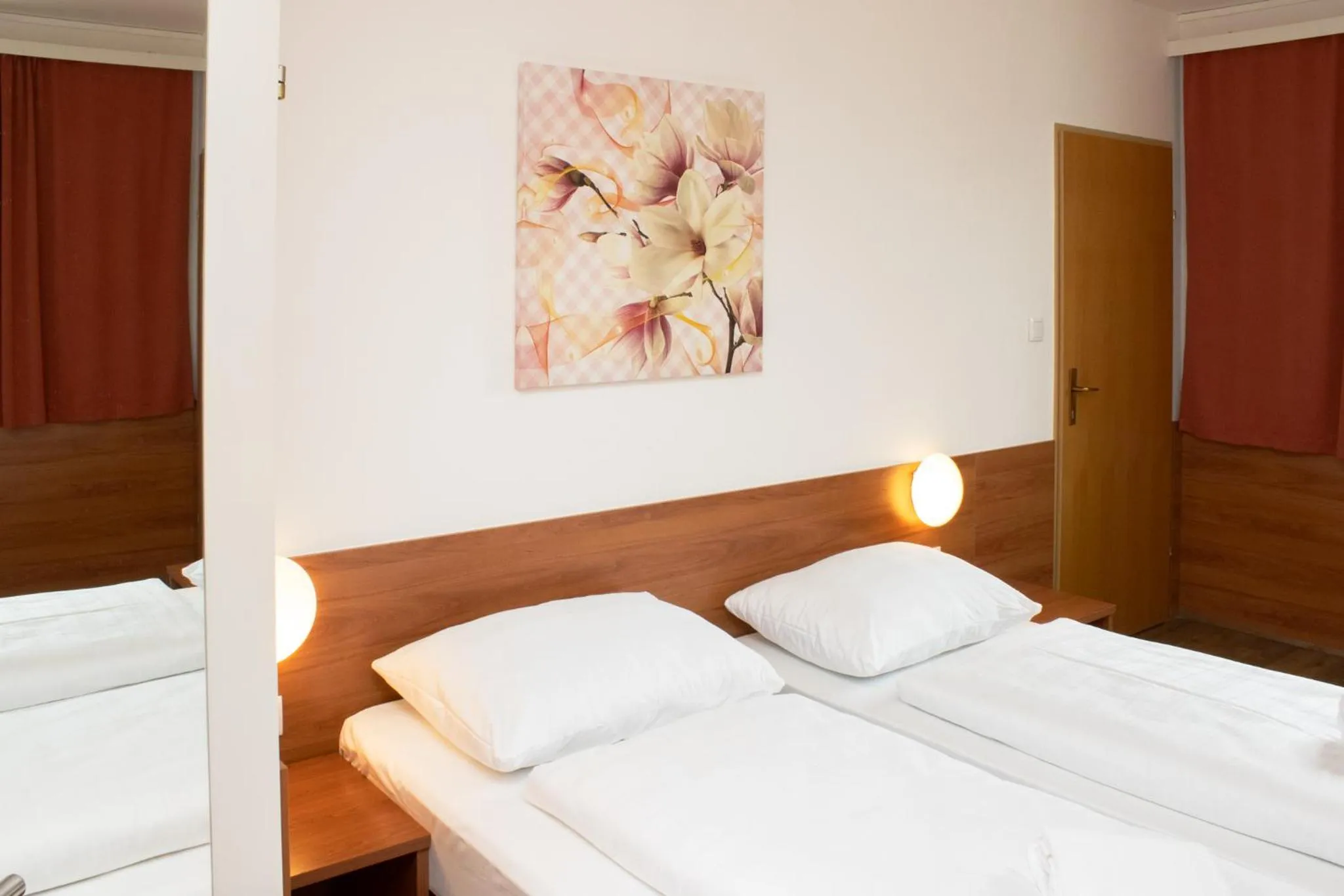 Photo of the whole room, Bed in OEKOTEL Traiskirchen