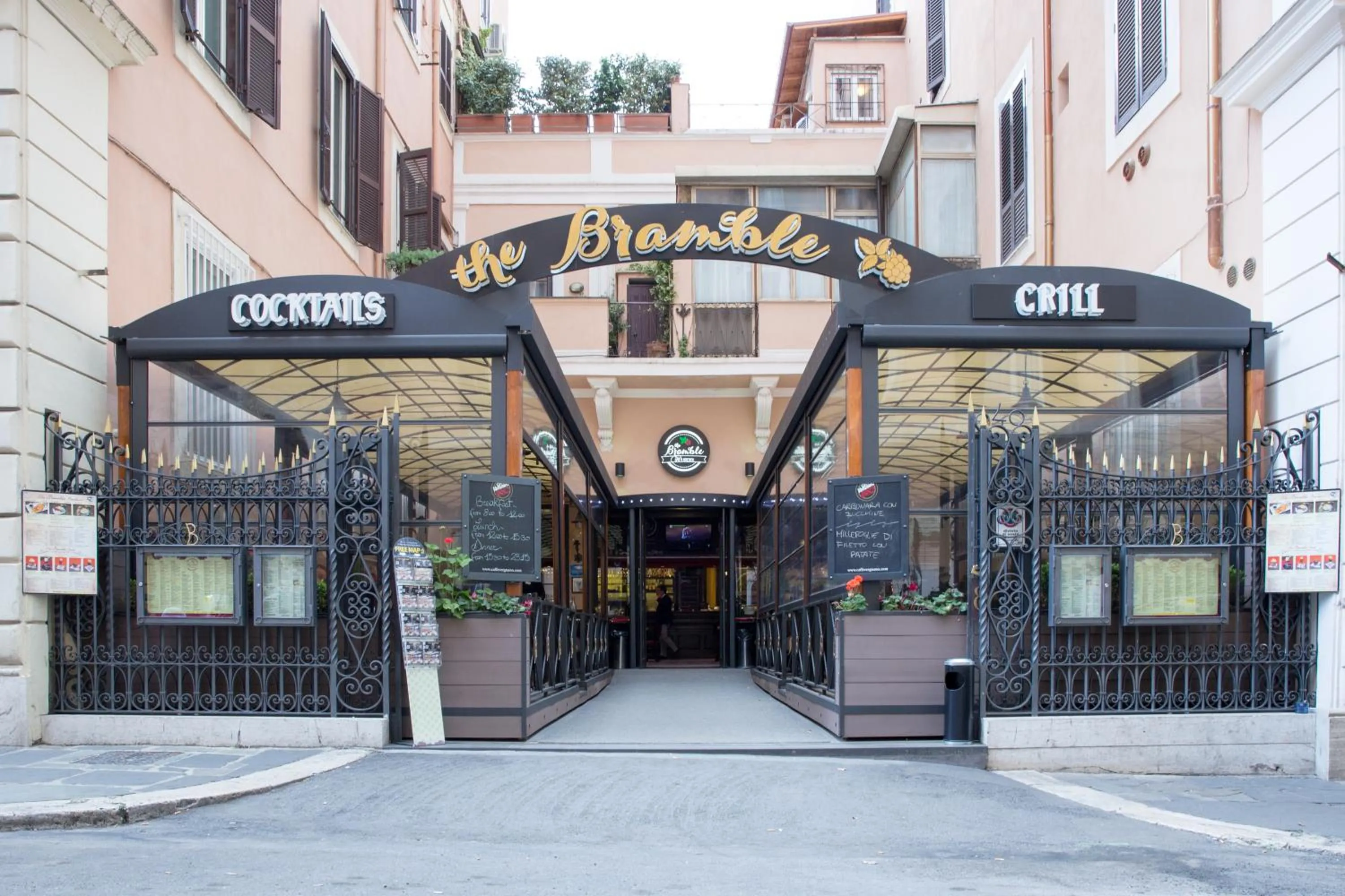 Restaurant/places to eat in Alessandro Palace & Bar