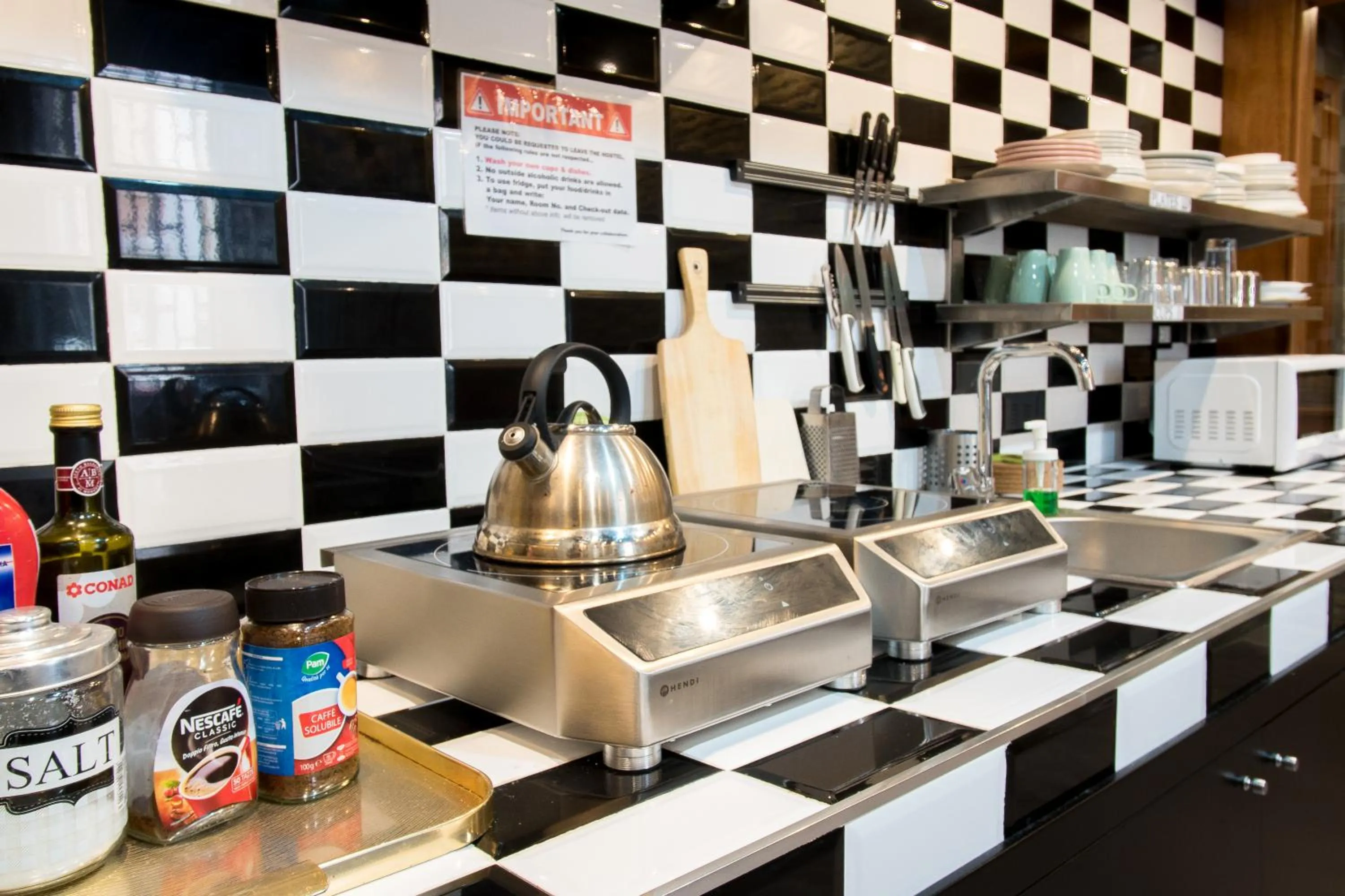 Communal kitchen in Alessandro Palace & Bar