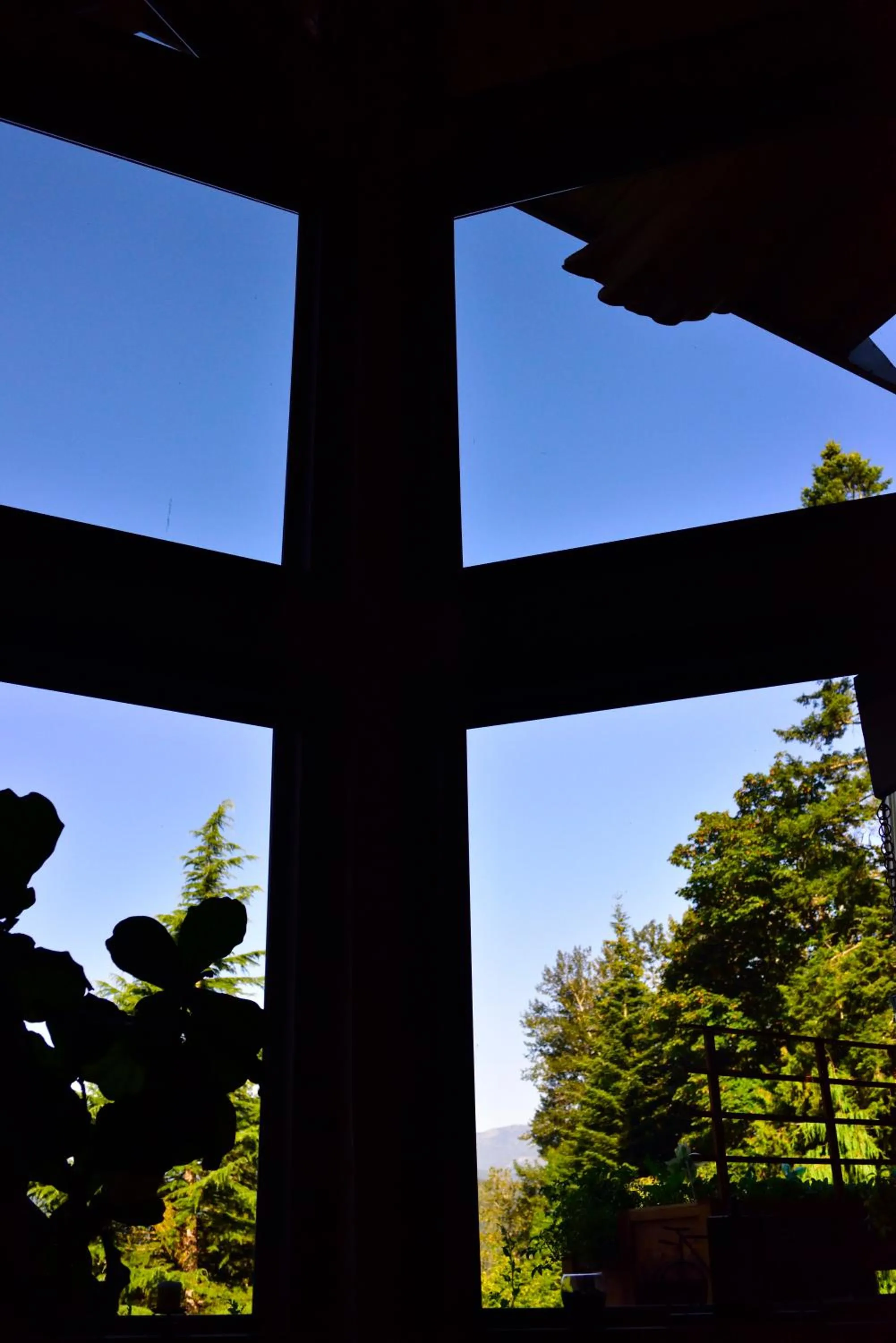 Communal lounge/ TV room in The Rockwell-Harrison Guest Lodge