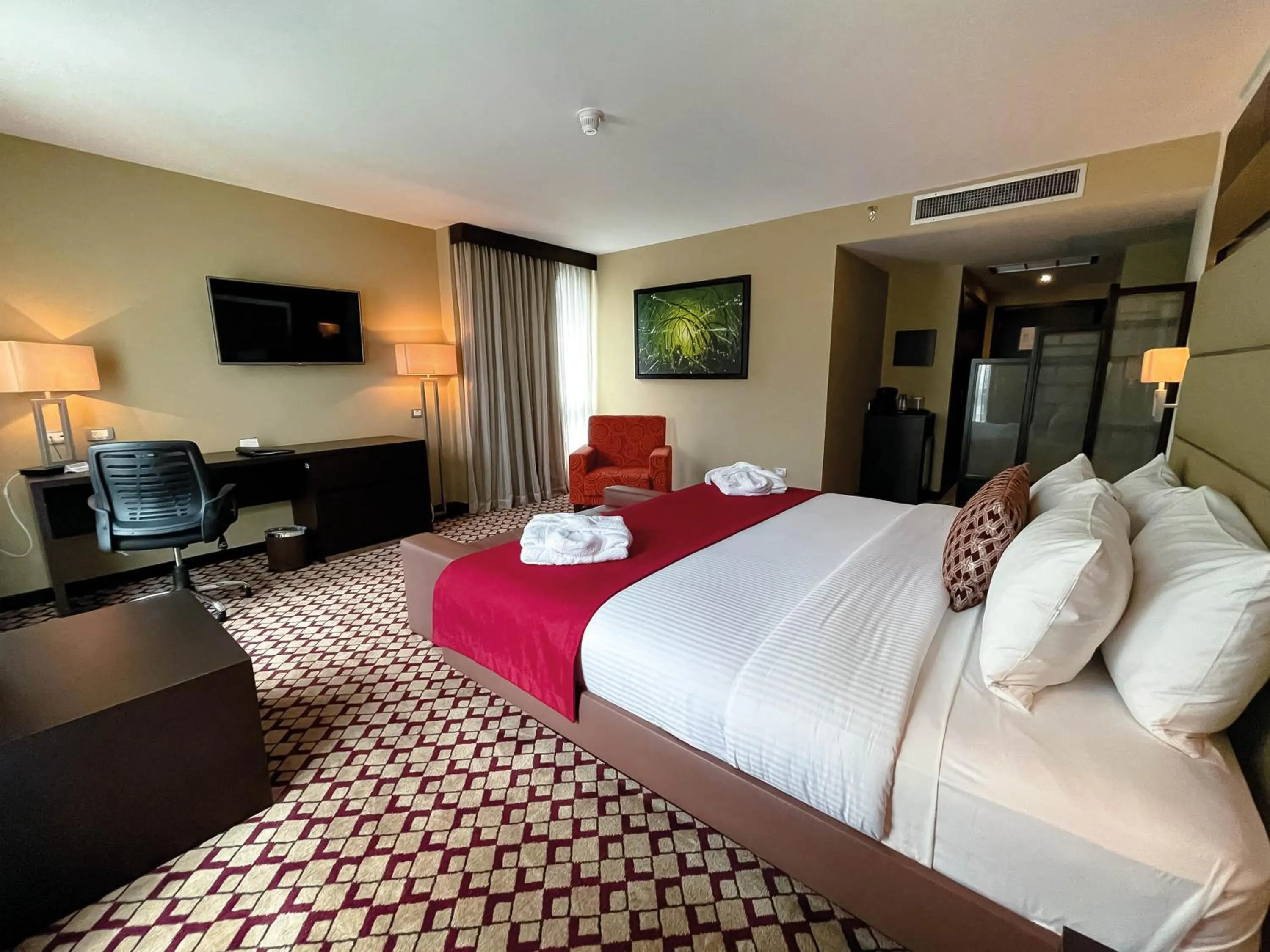 Photo of the whole room, Bed in Waldorf Hotel