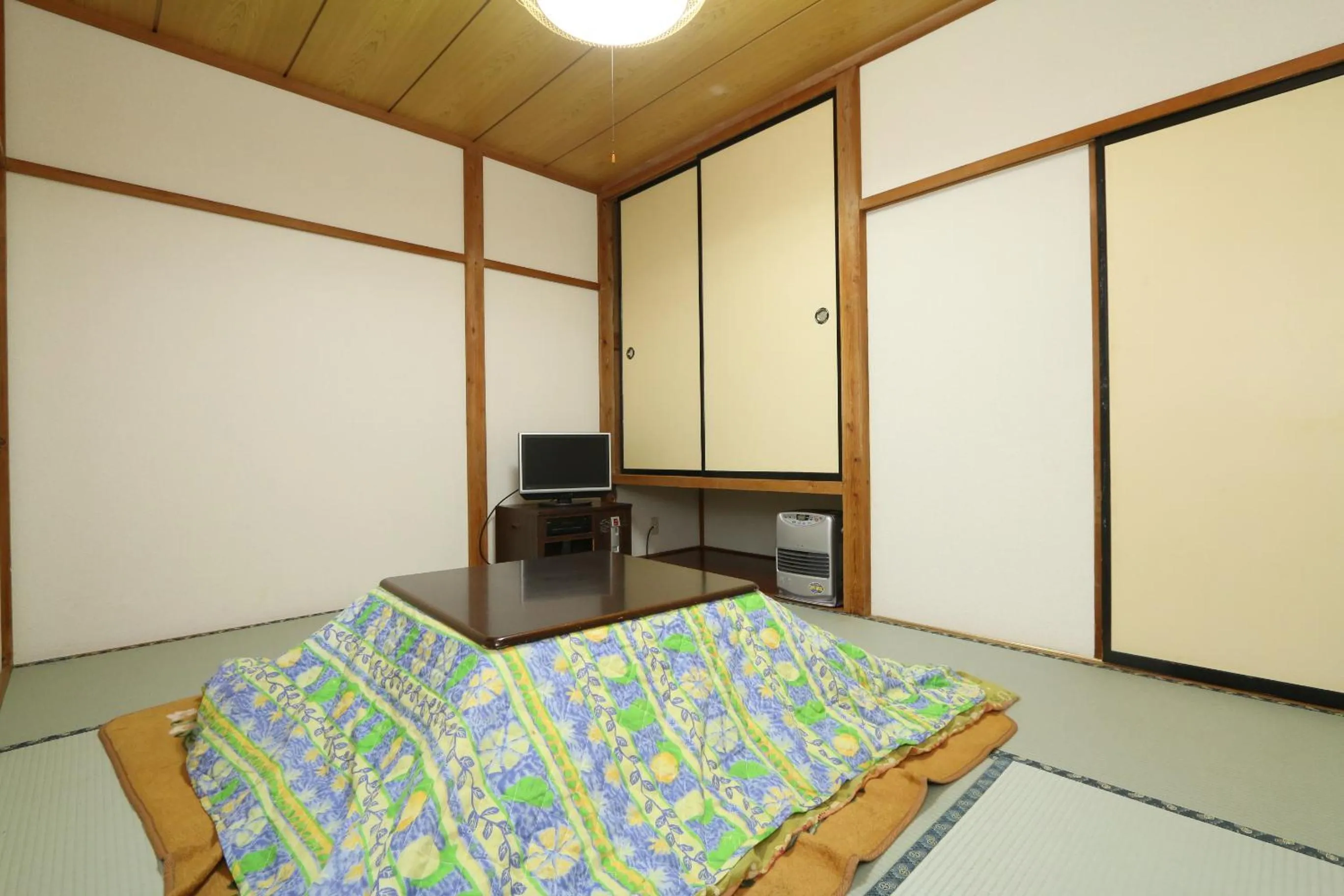 Photo of the whole room, Bed in Oze Shinkousou