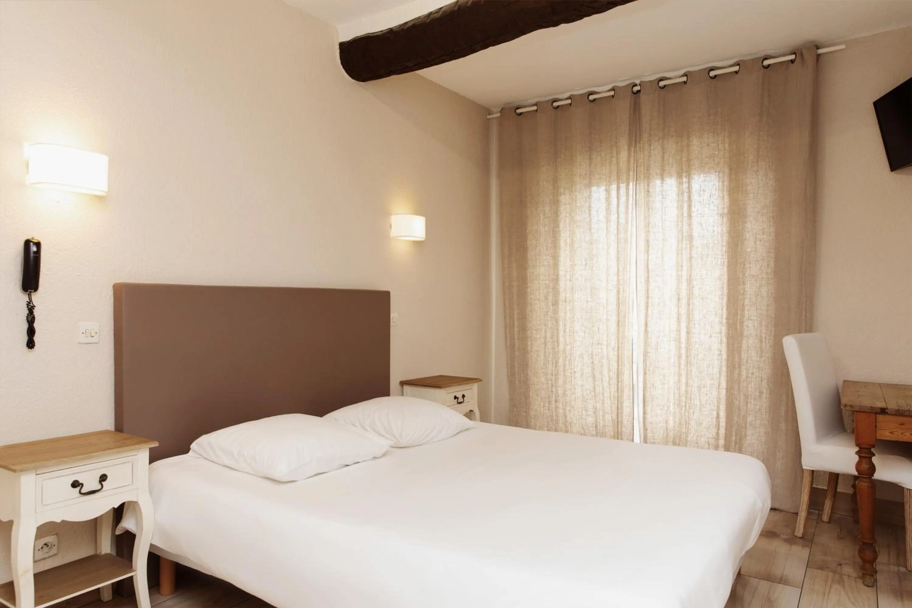 Bedroom, Bed in Coq Hotel