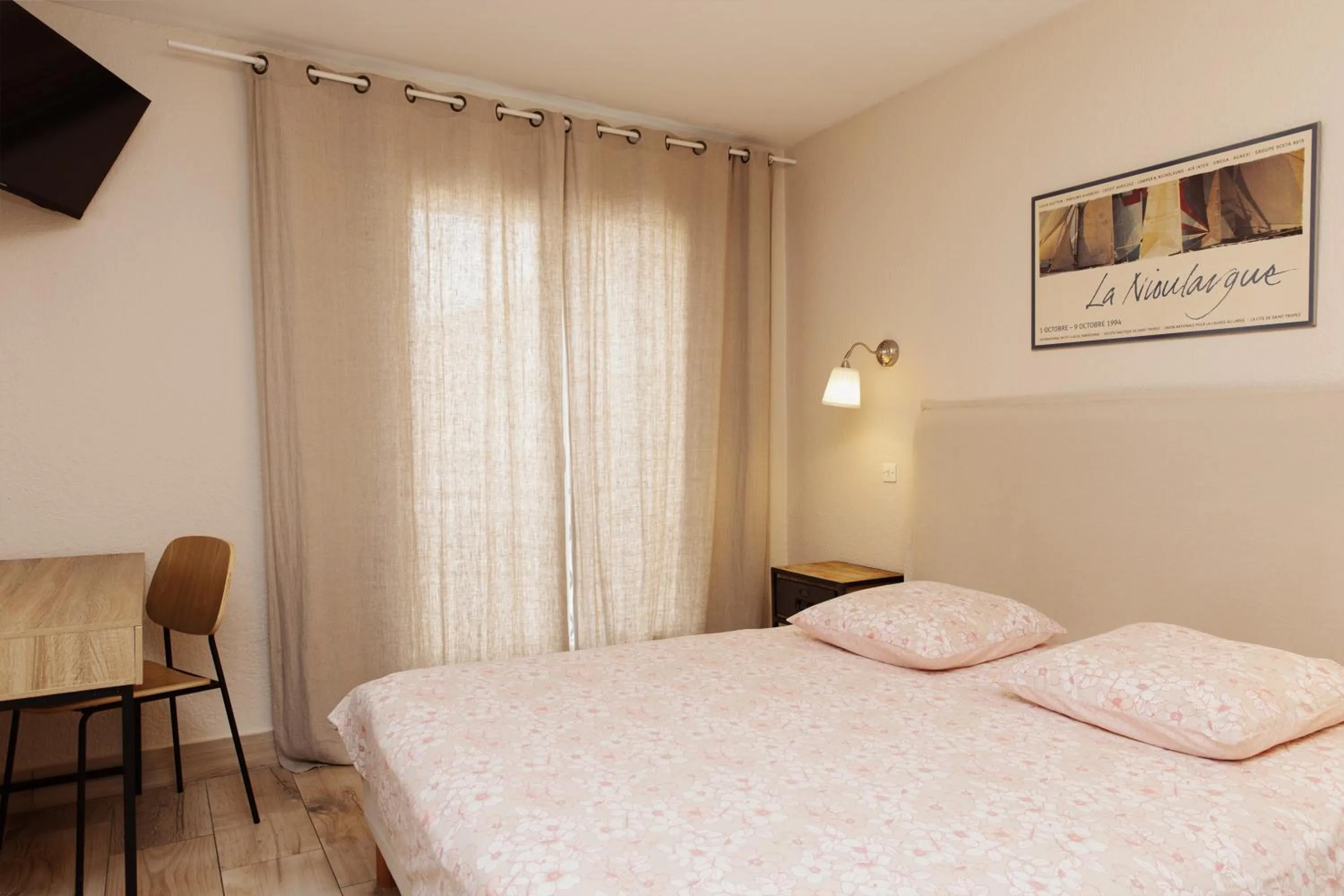 Bedroom, Bed in Coq Hotel