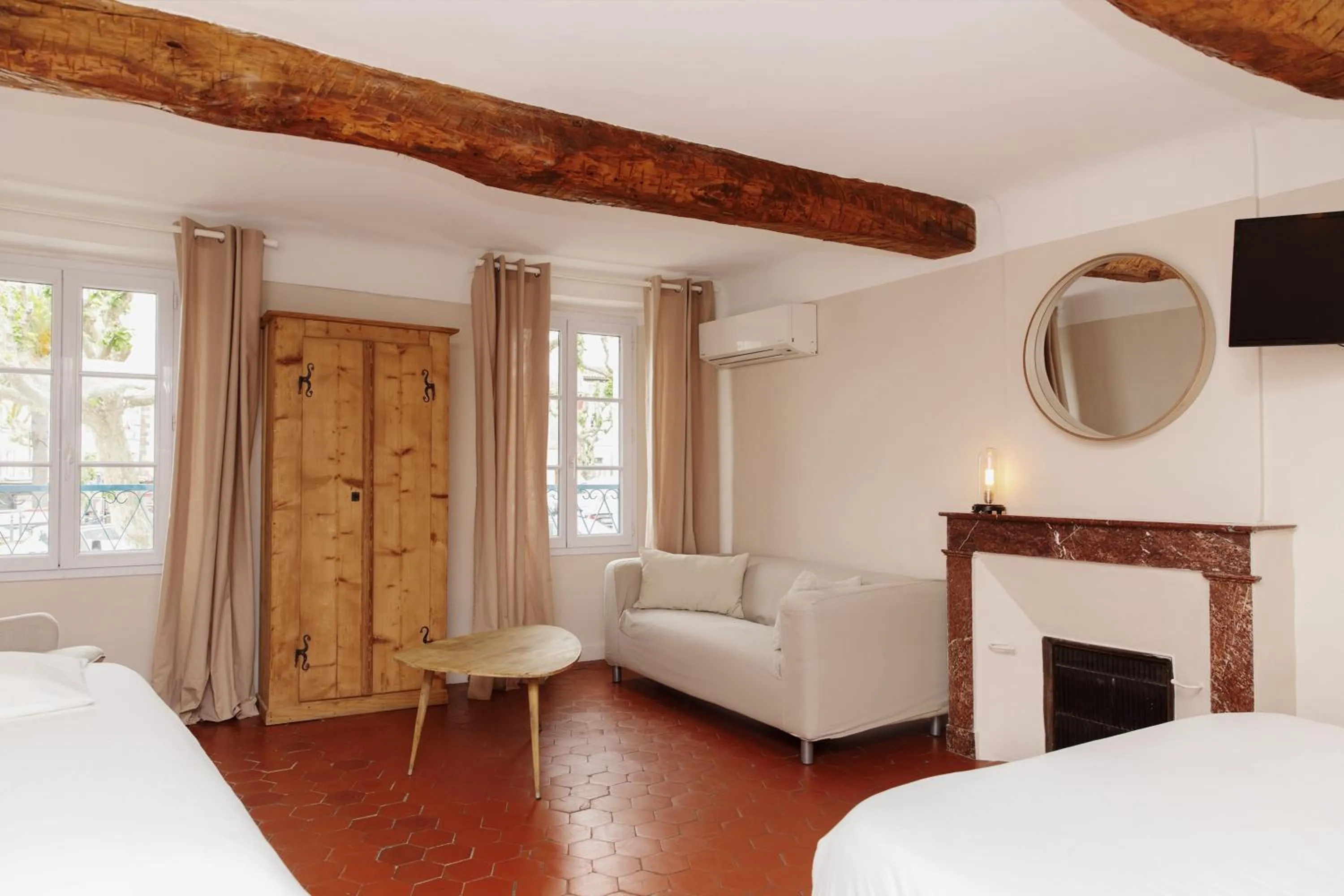 Photo of the whole room, Bed in Coq Hotel