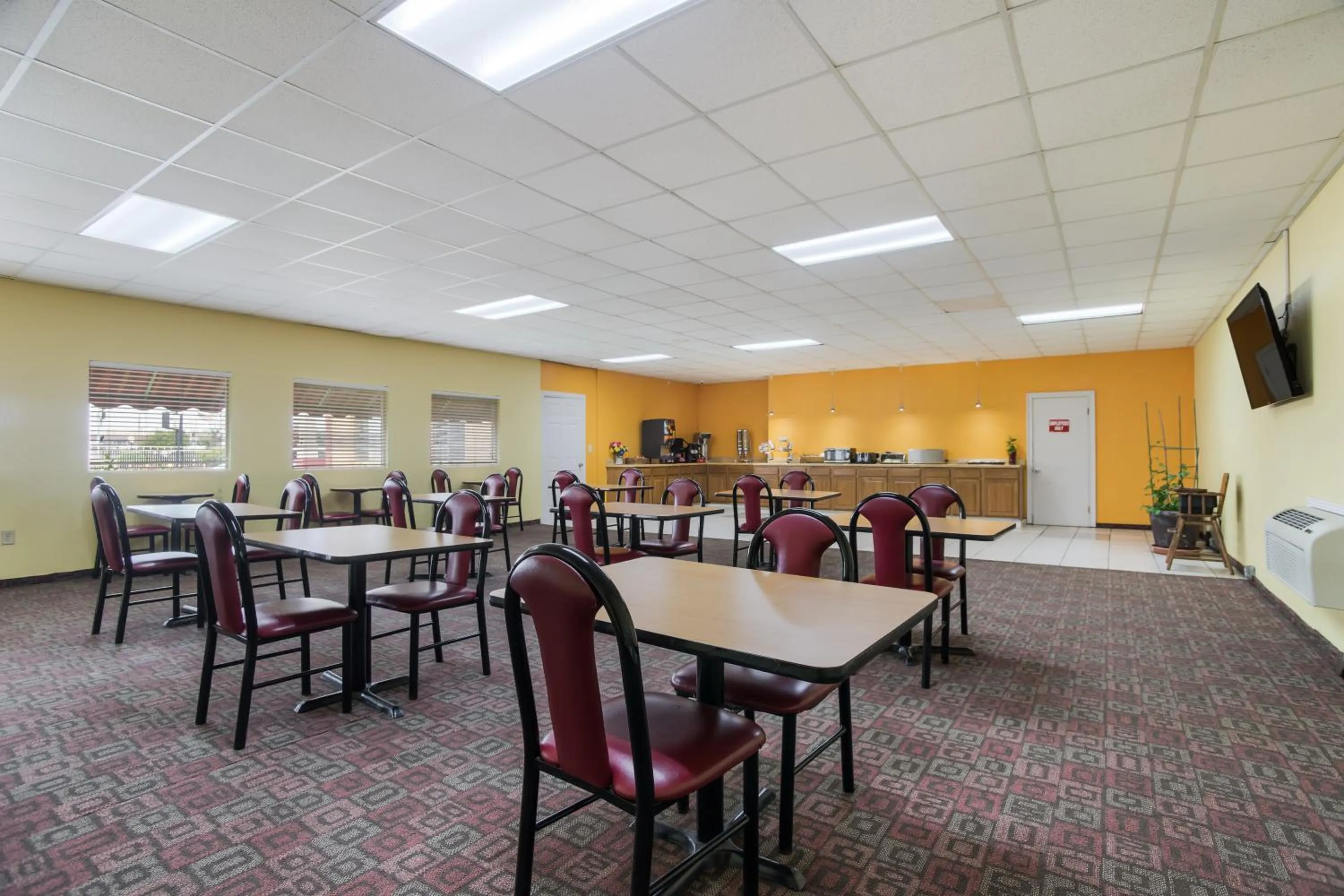 Restaurant/places to eat in Americas Best Value Inn Tulsa I-44