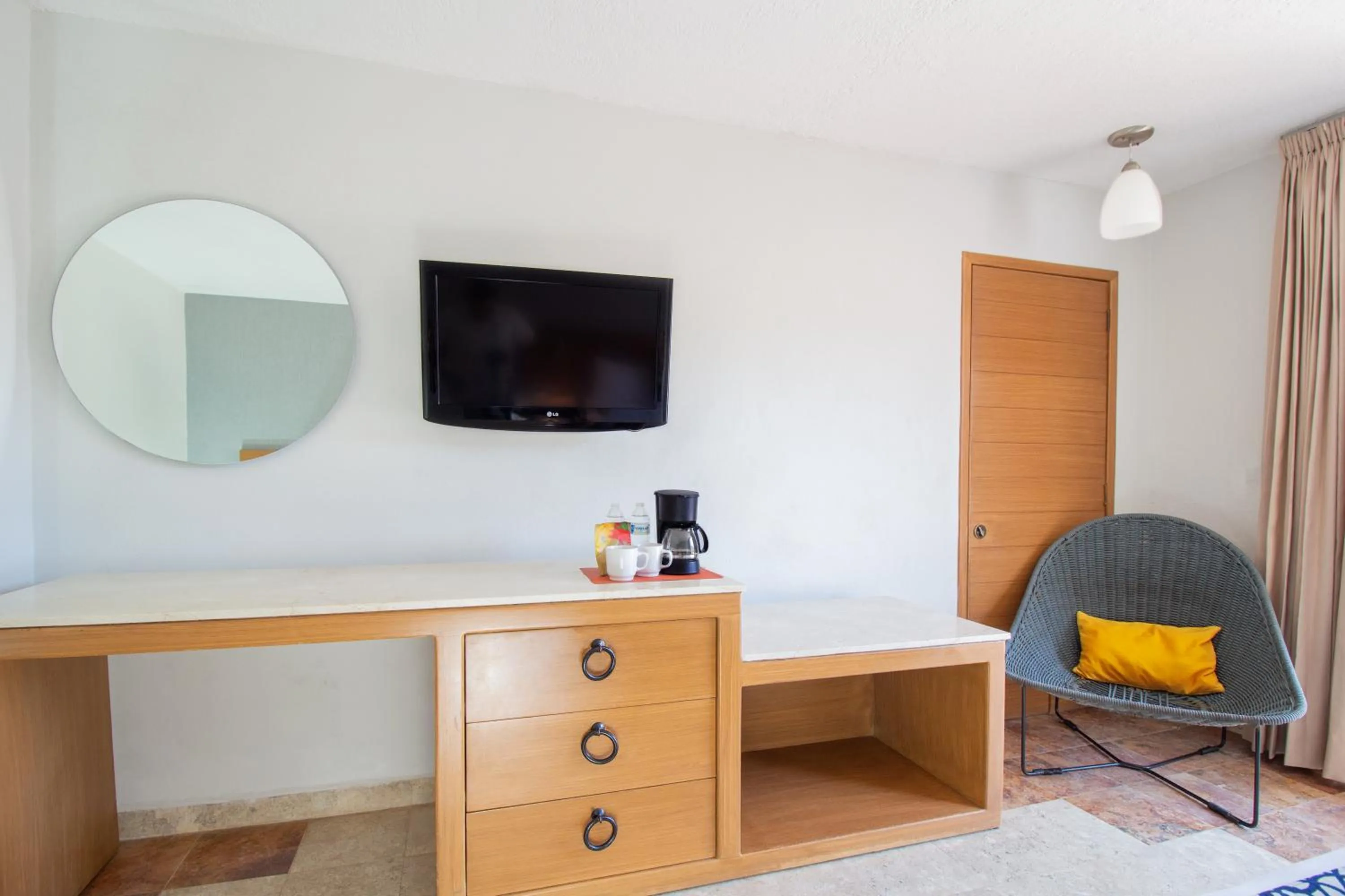 TV and multimedia in Plaza Pelicanos Club Beach Resort All Inclusive