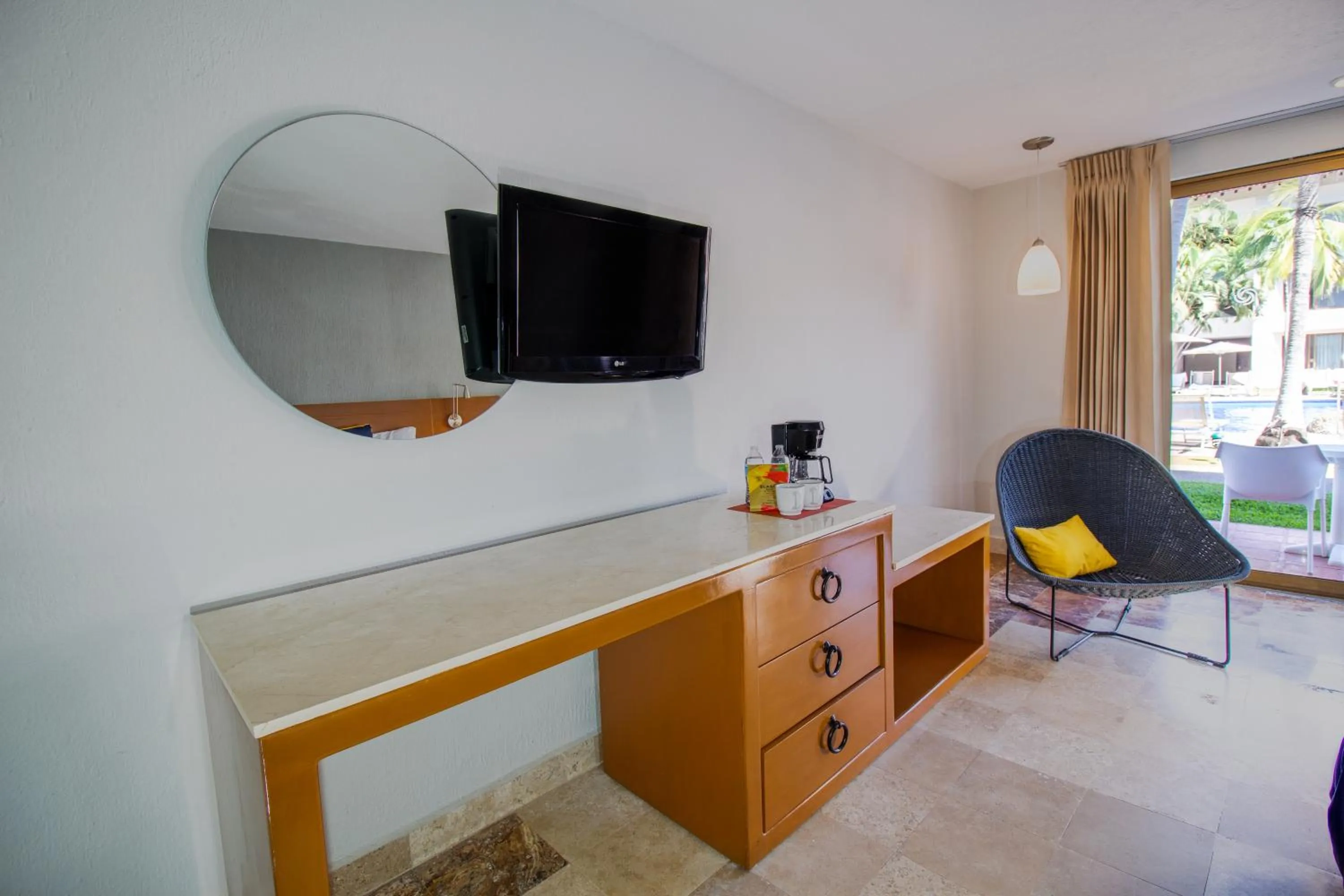 TV and multimedia in Plaza Pelicanos Club Beach Resort All Inclusive