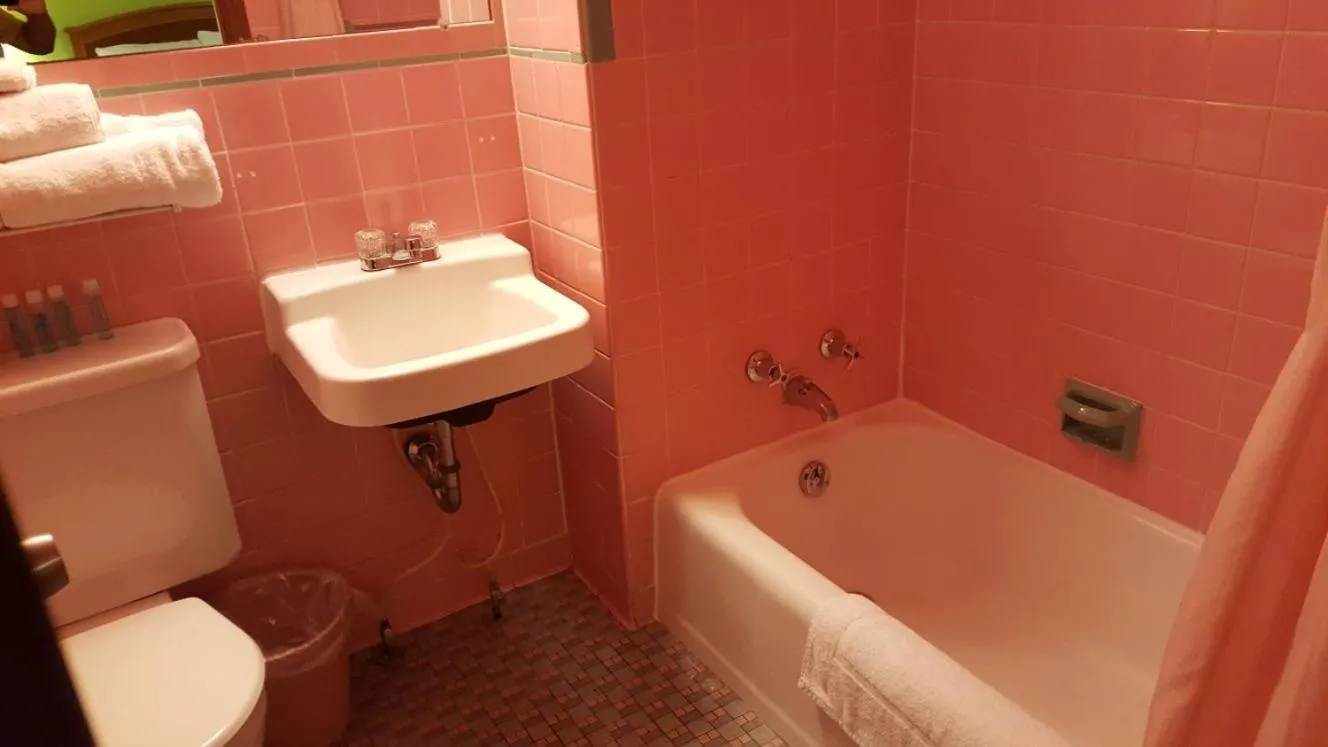 Bathroom in Scottish Inns Niagara Falls