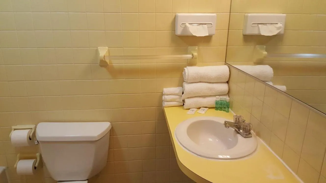 Bathroom in Scottish Inns Niagara Falls