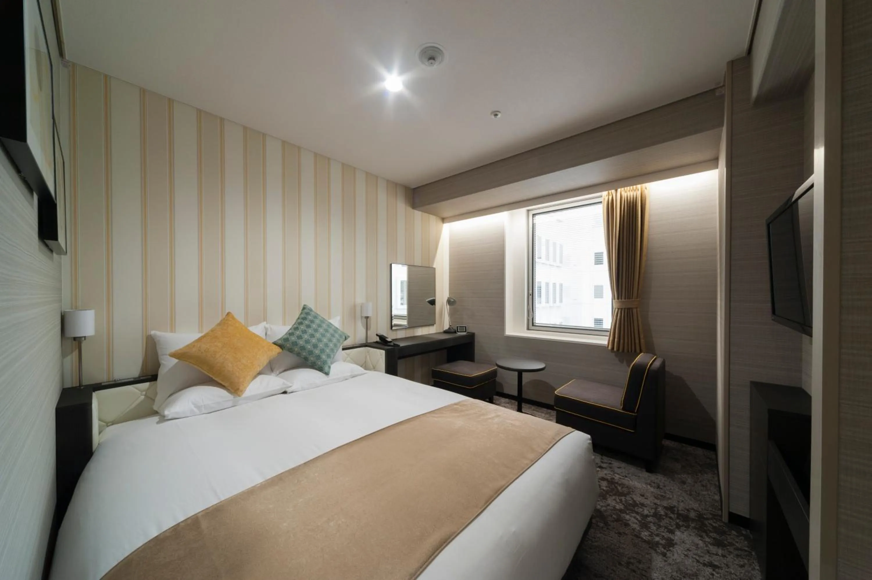 Photo of the whole room, Bed in Hotel Granvia Osaka-JR Hotel Group