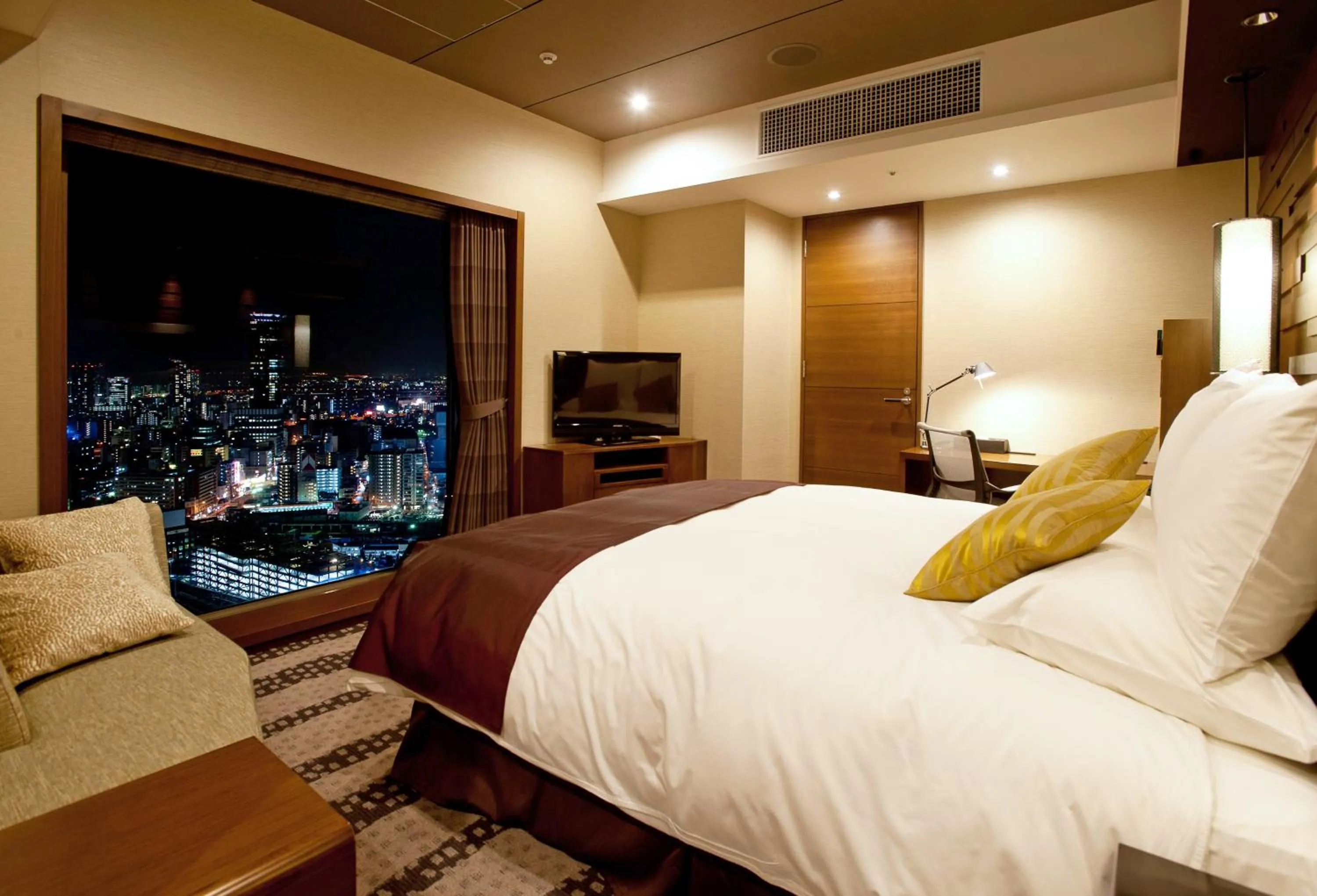 Photo of the whole room, Bed in Hotel Granvia Osaka-JR Hotel Group