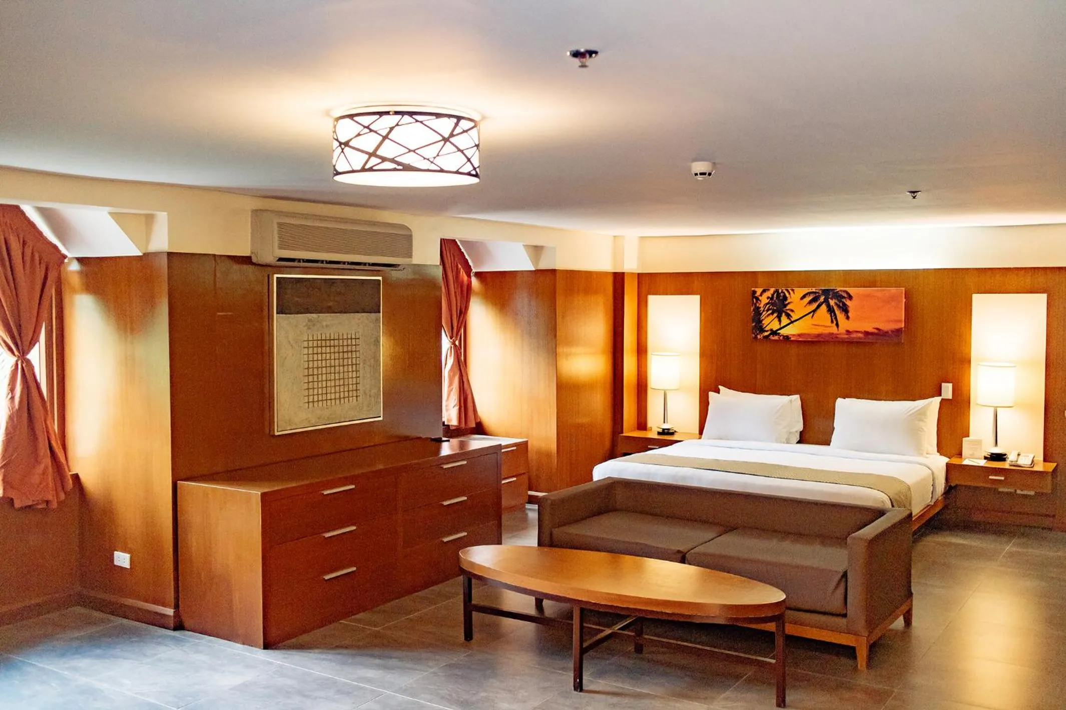 Bedroom, Bed in Crown Regency Beach Resort