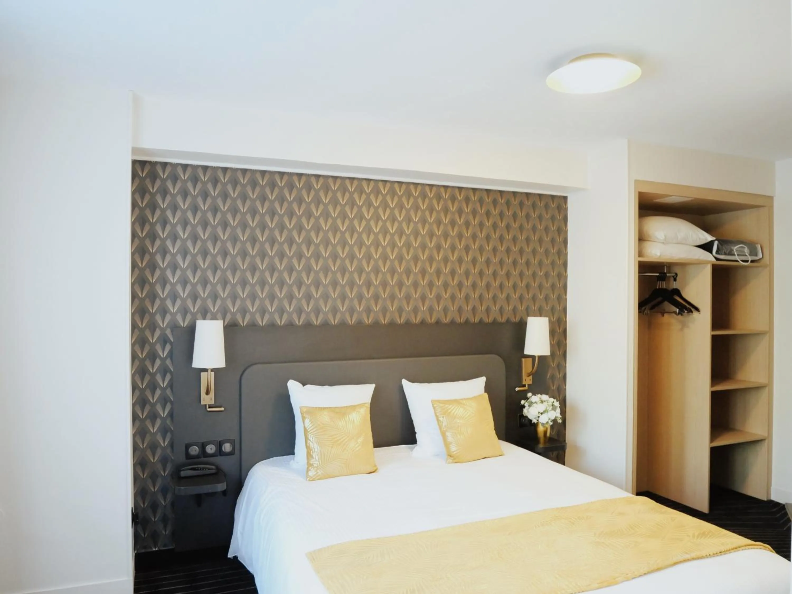 Bedroom, Bed in Logis Hôtel Restaurant - Le Clos Deauville Saint Gatien