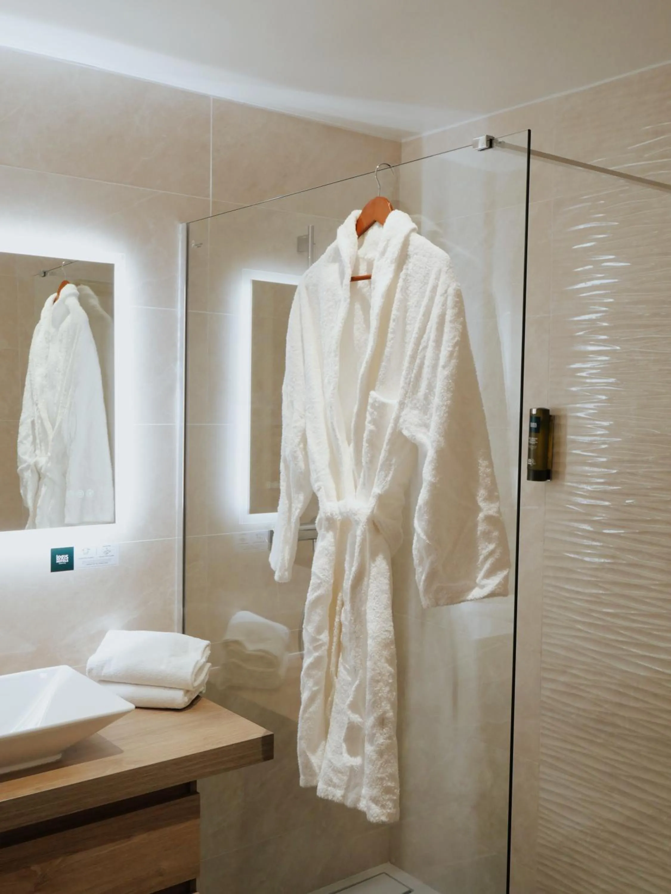 Bathroom in Logis Hôtel Restaurant - Le Clos Deauville Saint Gatien