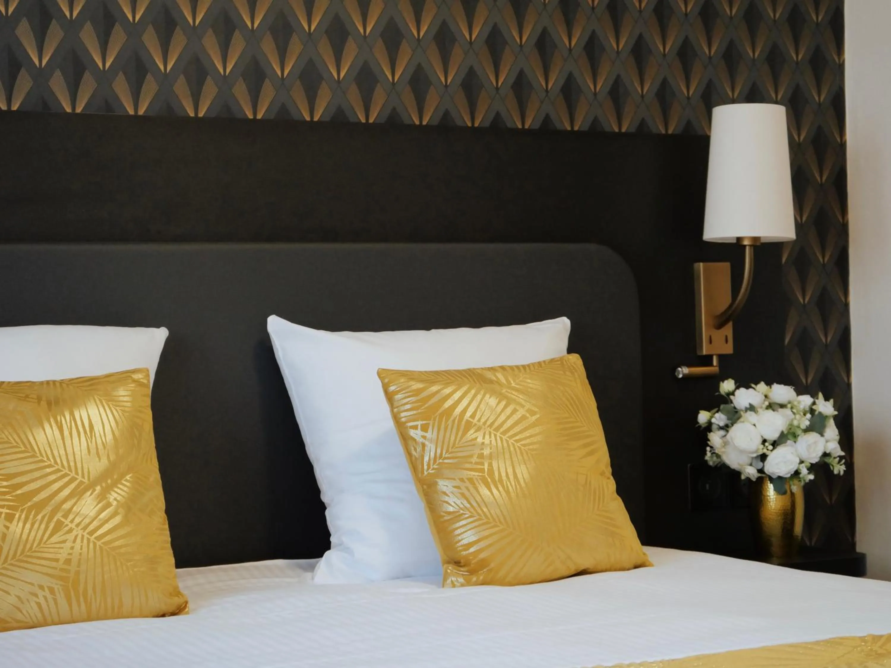 Bedroom, Bed in Logis Hôtel Restaurant - Le Clos Deauville Saint Gatien