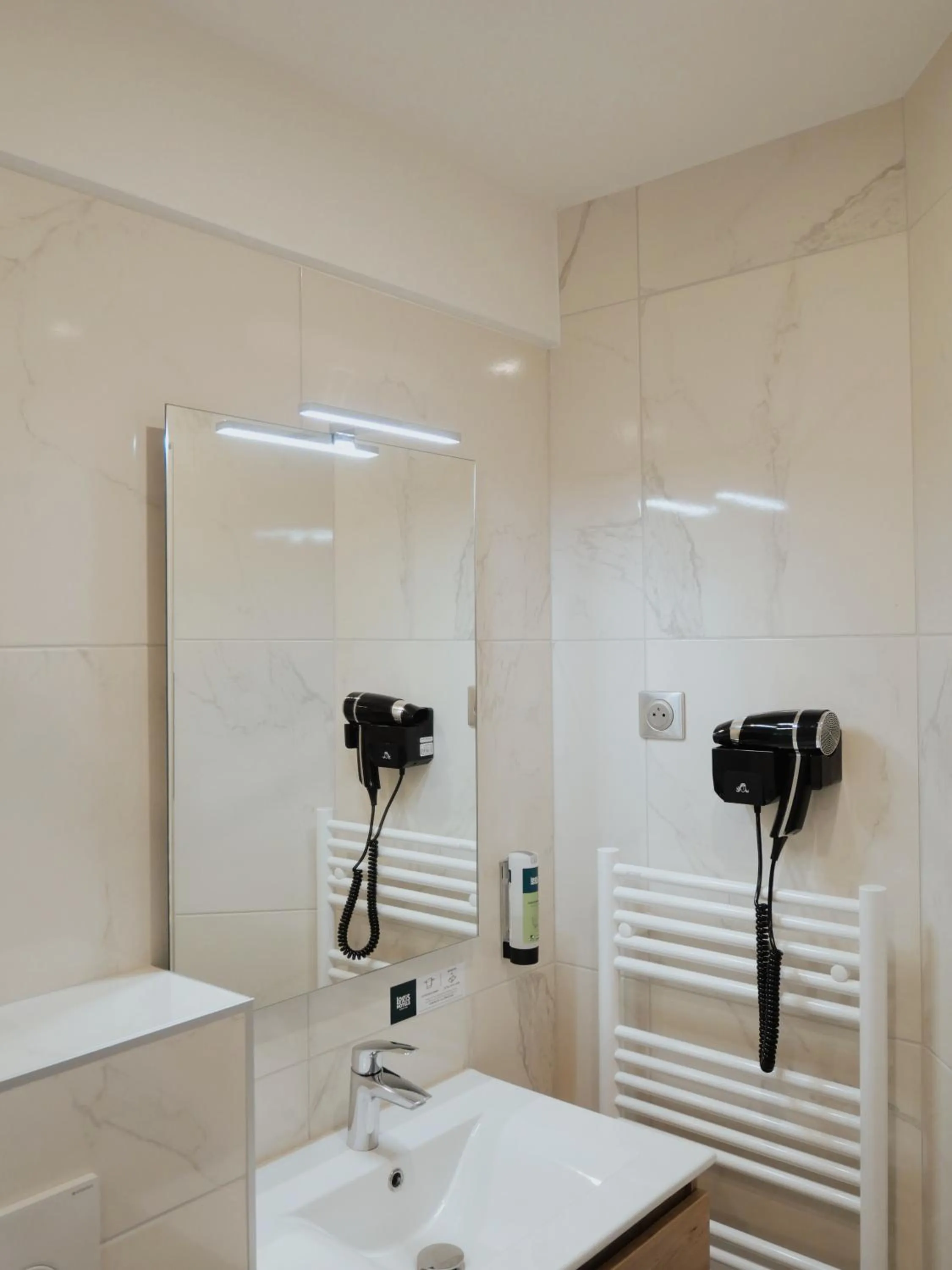 Bathroom in Logis Hôtel Restaurant - Le Clos Deauville Saint Gatien