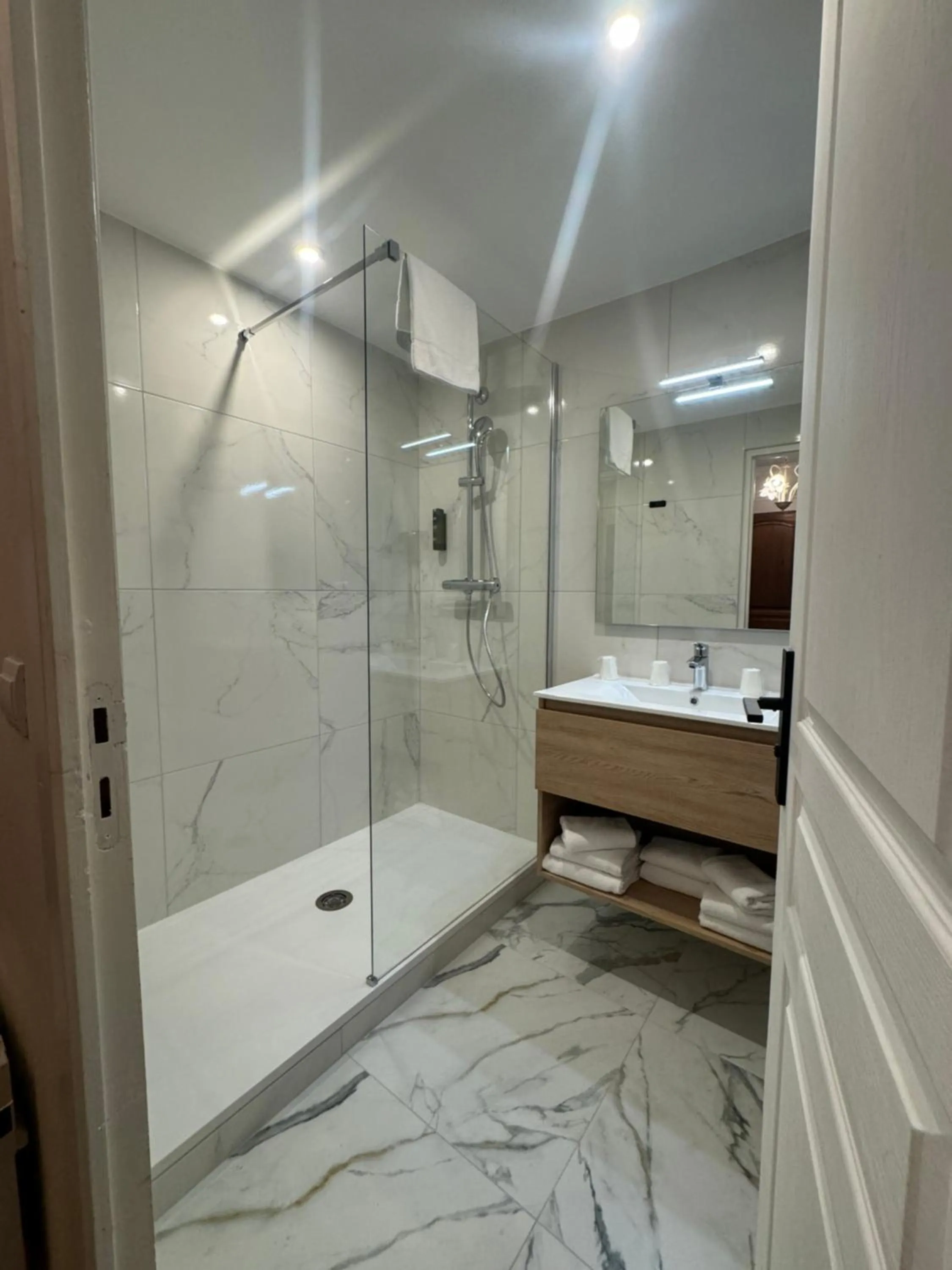 Bathroom in Logis Hôtel Restaurant - Le Clos Deauville Saint Gatien