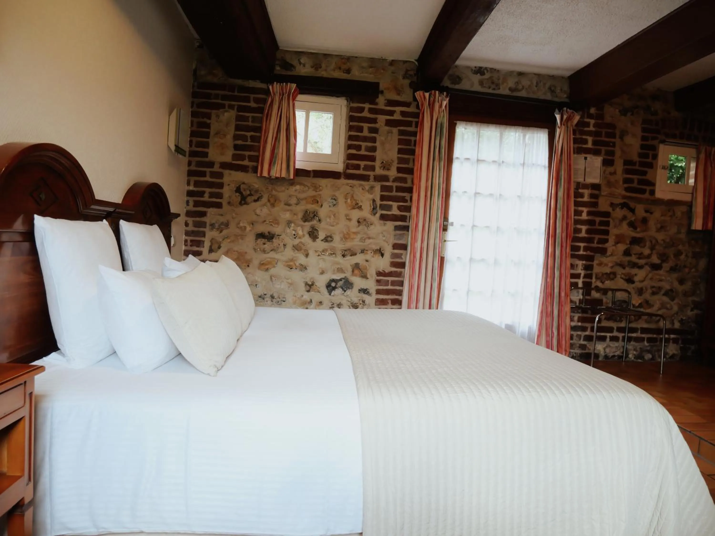 Bedroom, Bed in Logis Hôtel Restaurant - Le Clos Deauville Saint Gatien