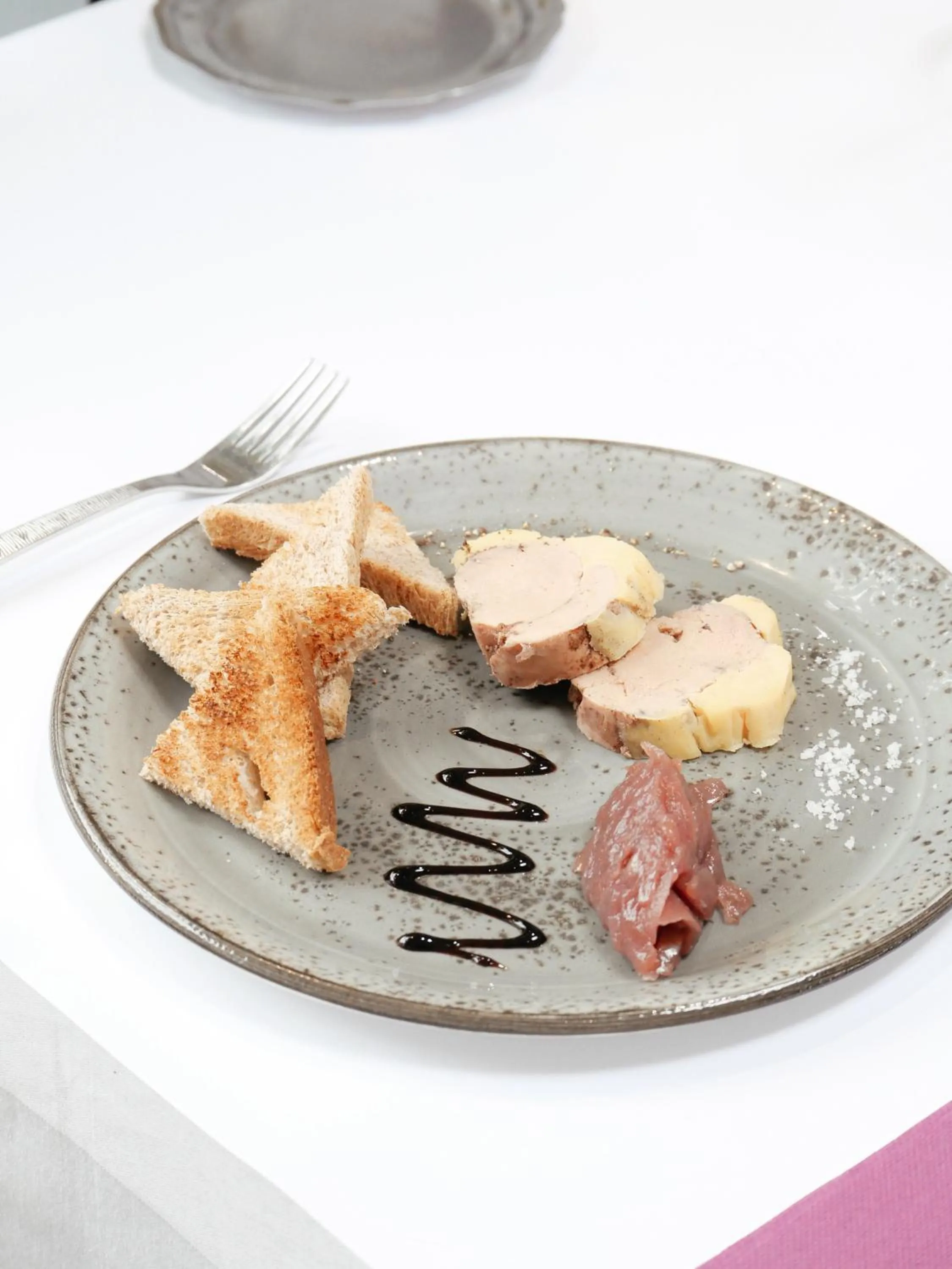 Restaurant/places to eat in Logis Hôtel Restaurant - Le Clos Deauville Saint Gatien