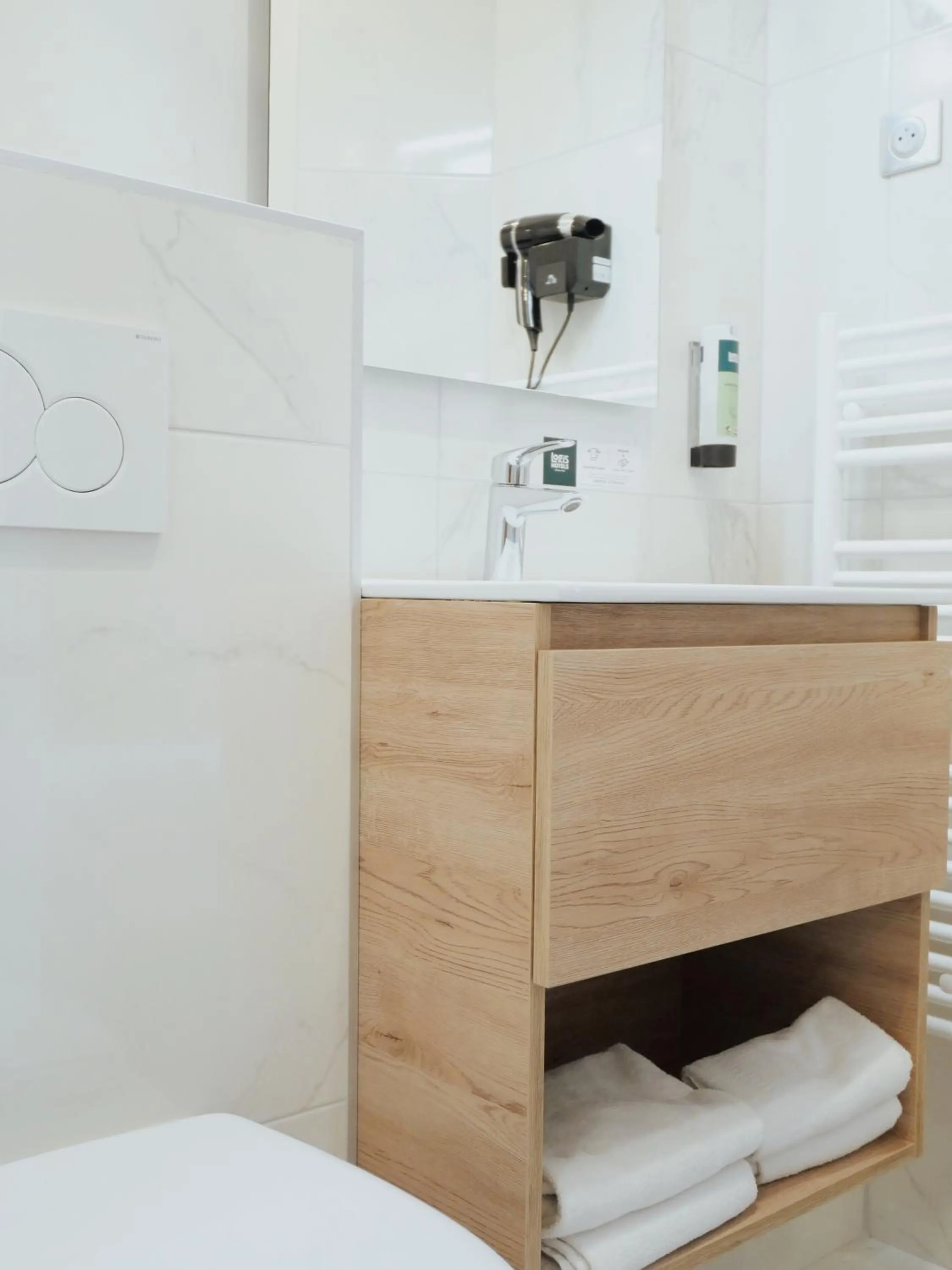 Bathroom, Bed in Logis Hôtel Restaurant - Le Clos Deauville Saint Gatien