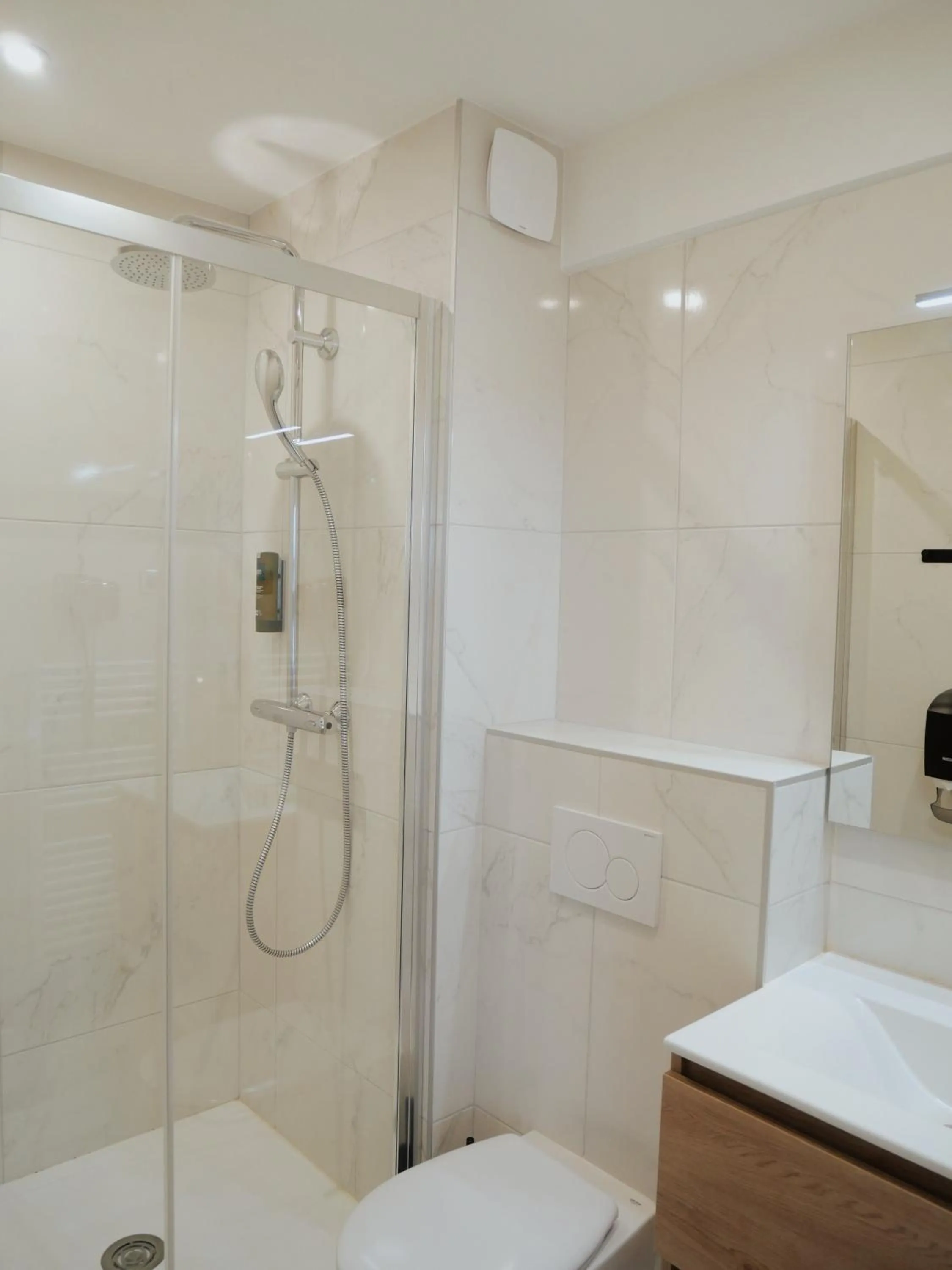 Bathroom in Logis Hôtel Restaurant - Le Clos Deauville Saint Gatien