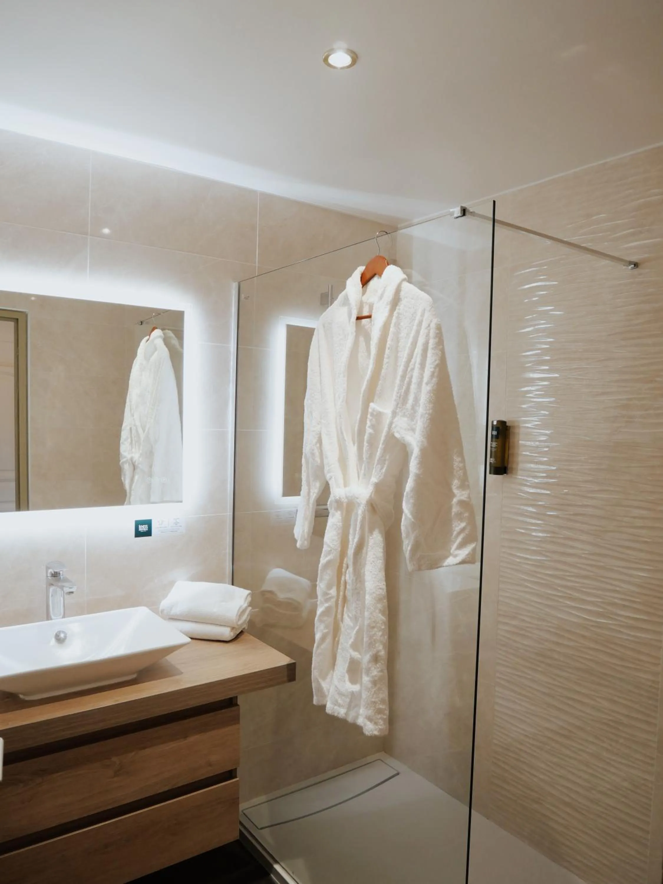 Bathroom in Logis Hôtel Restaurant - Le Clos Deauville Saint Gatien