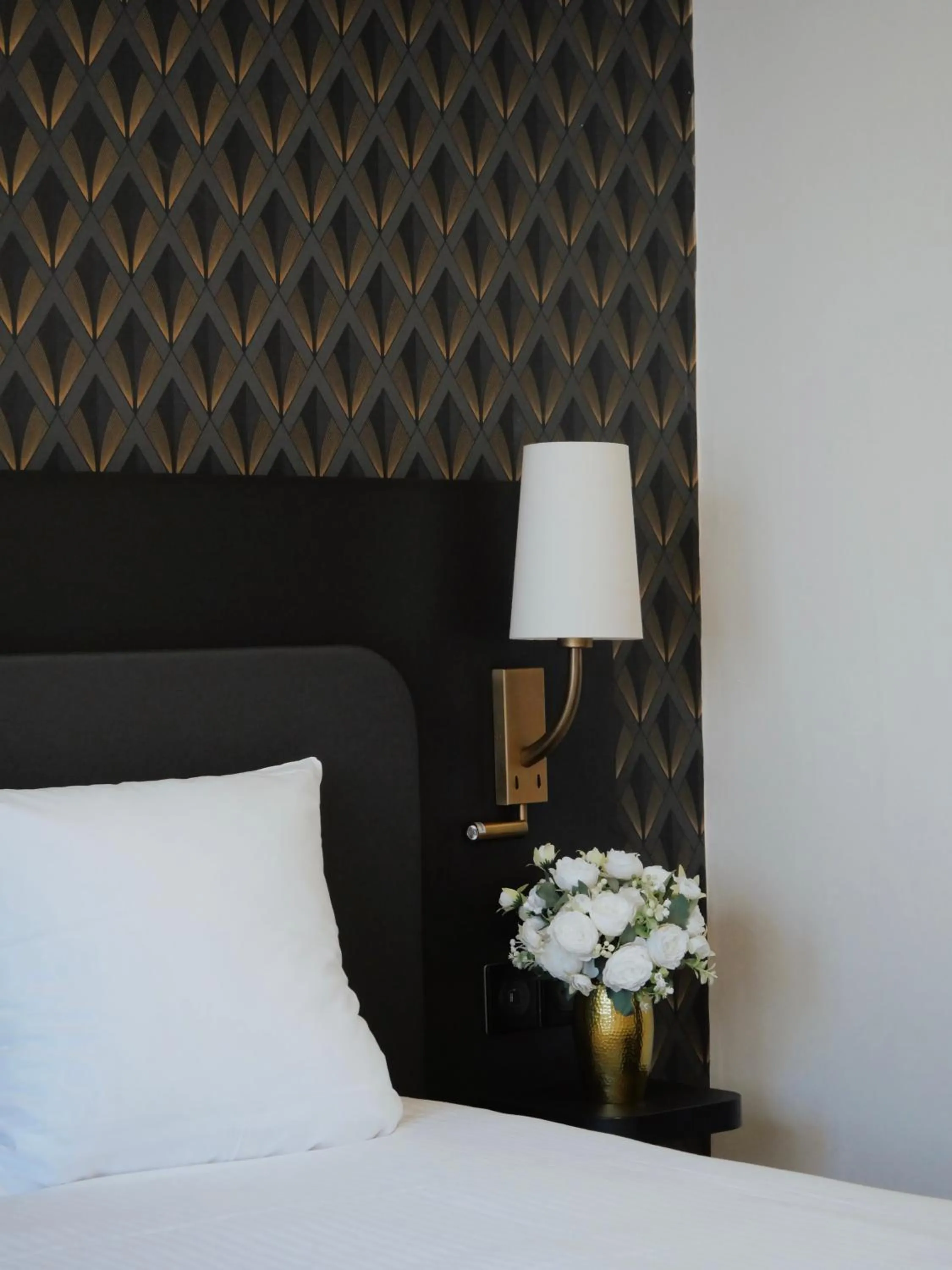 Bedroom, Bed in Logis Hôtel Restaurant - Le Clos Deauville Saint Gatien