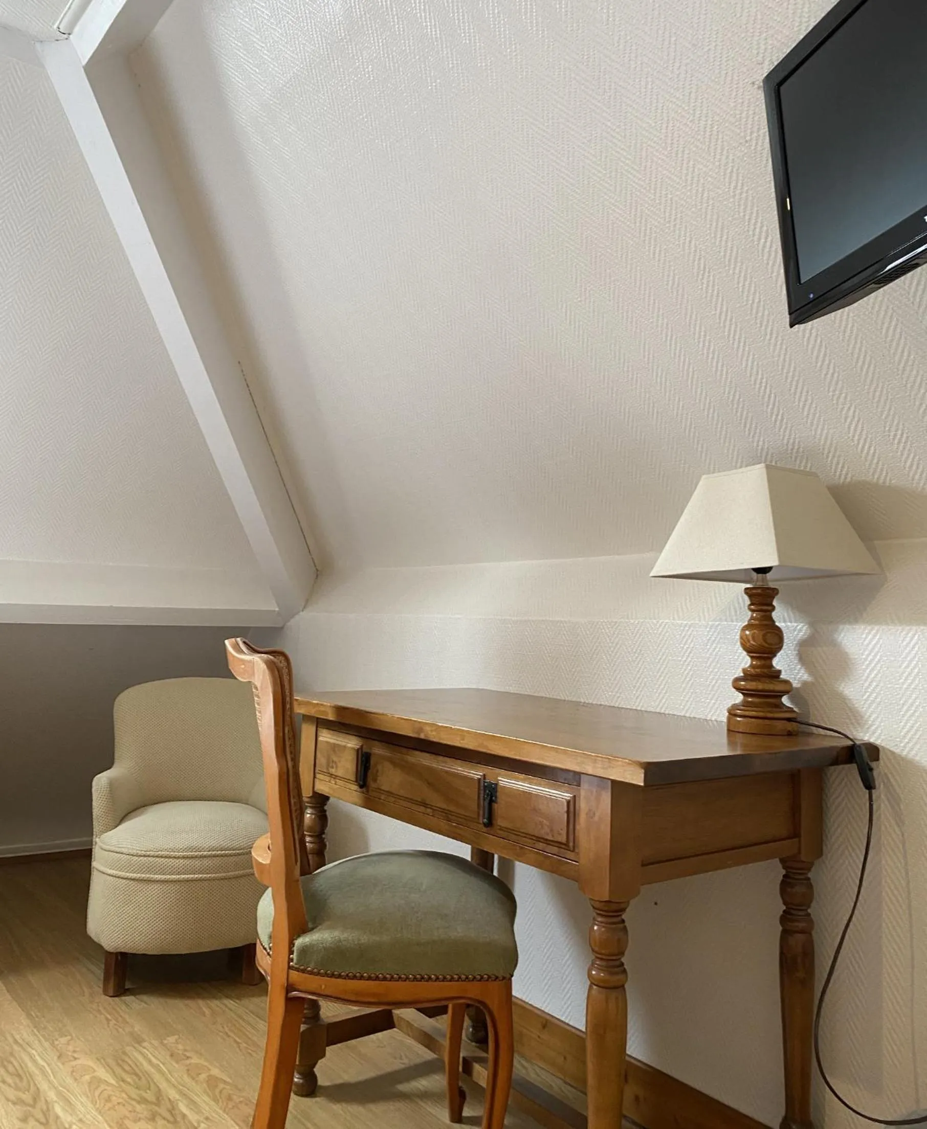 Seating area in Logis Hôtel Restaurant - Le Clos Deauville Saint Gatien