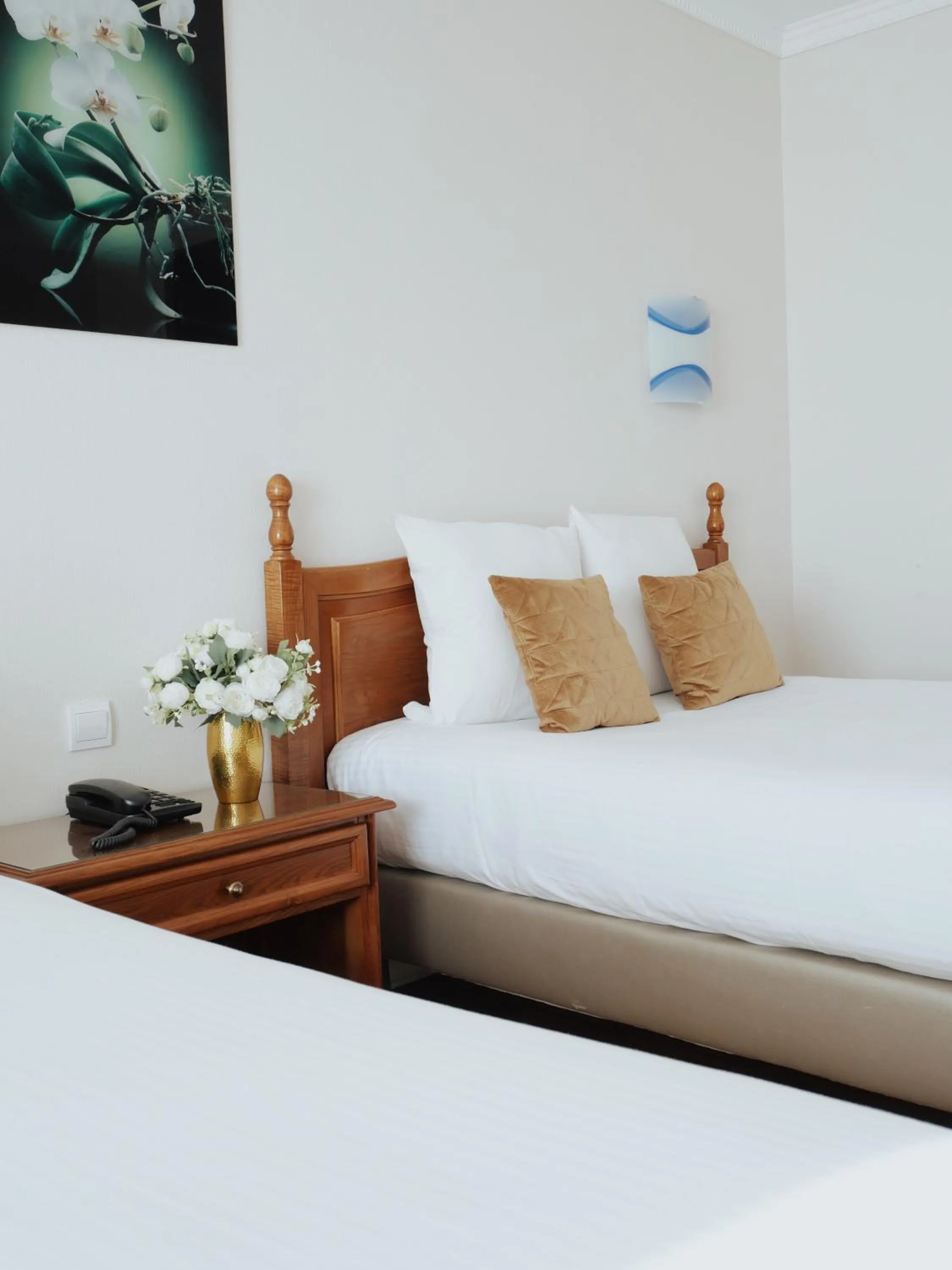 Bedroom, Bed in Logis Hôtel Restaurant - Le Clos Deauville Saint Gatien