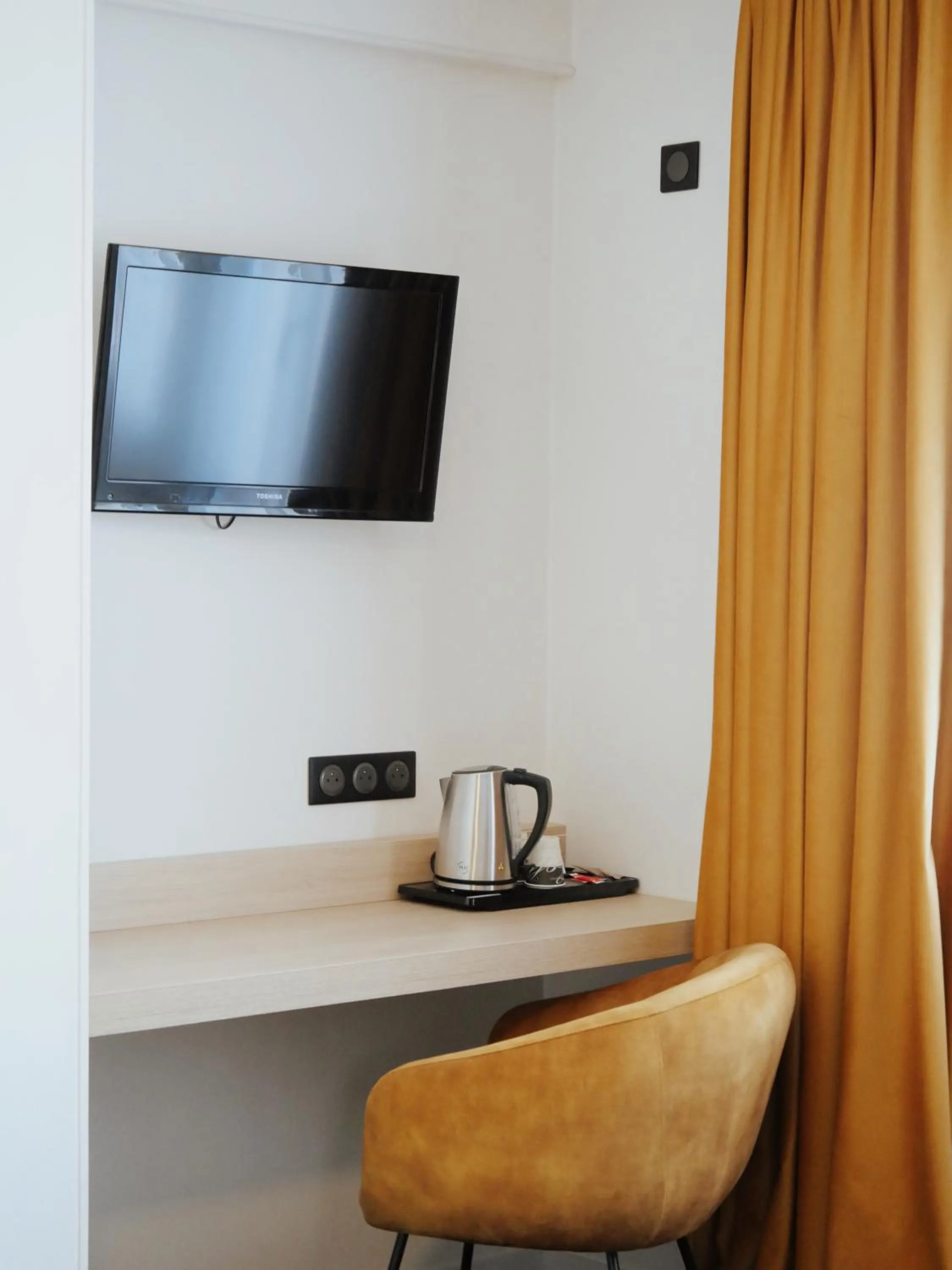 Bedroom in Logis Hôtel Restaurant - Le Clos Deauville Saint Gatien