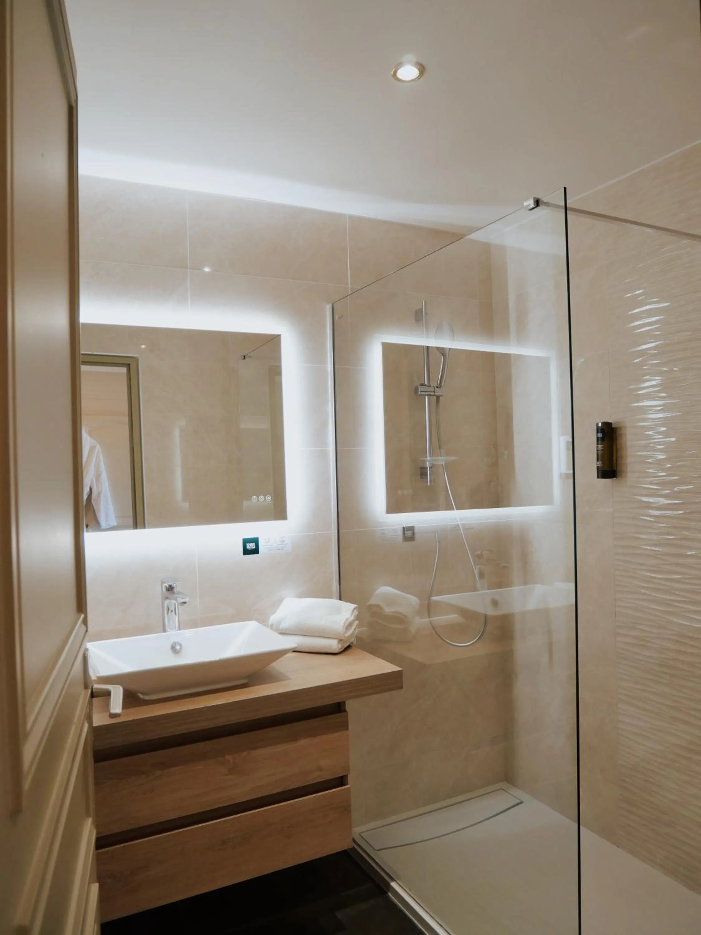 Bathroom in Logis Hôtel Restaurant - Le Clos Deauville Saint Gatien