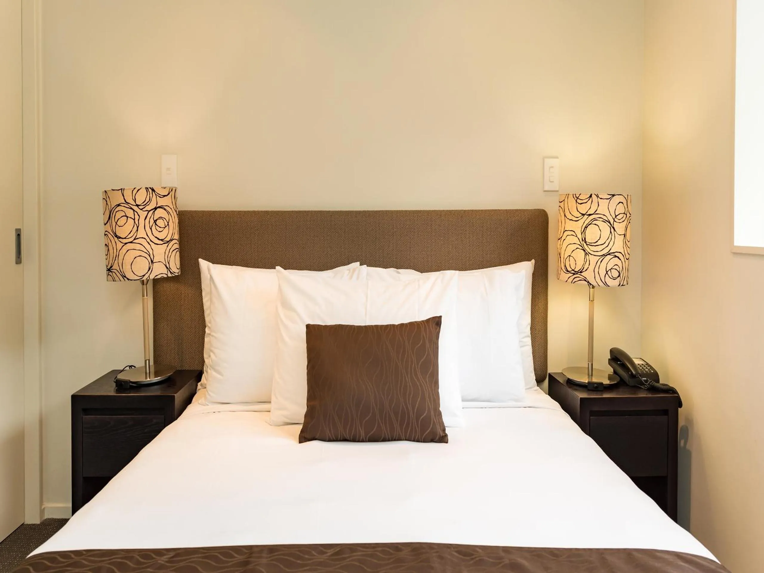 Garden view, Bed in Sea Spray Suites