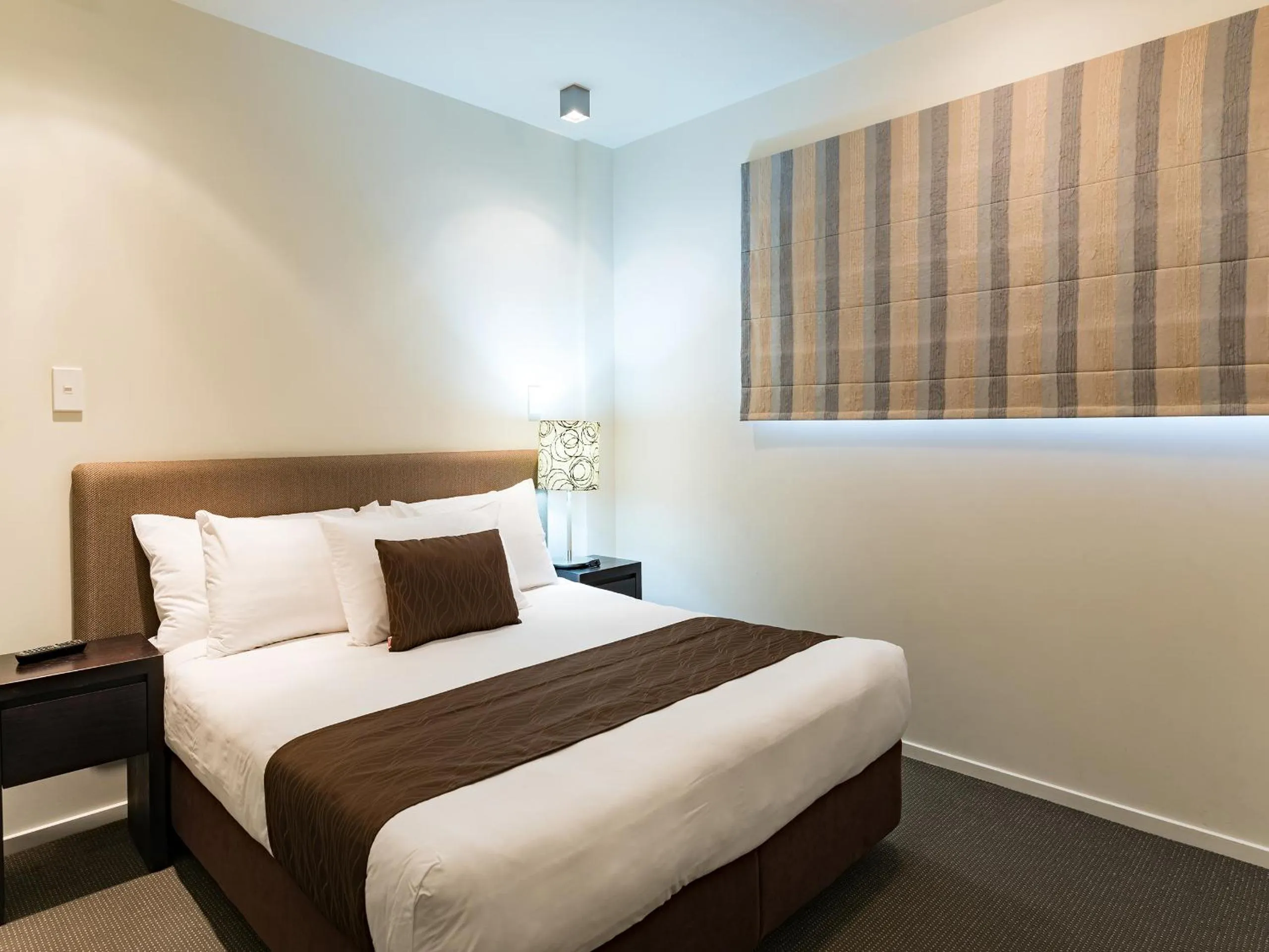 Garden view, Bed in Sea Spray Suites