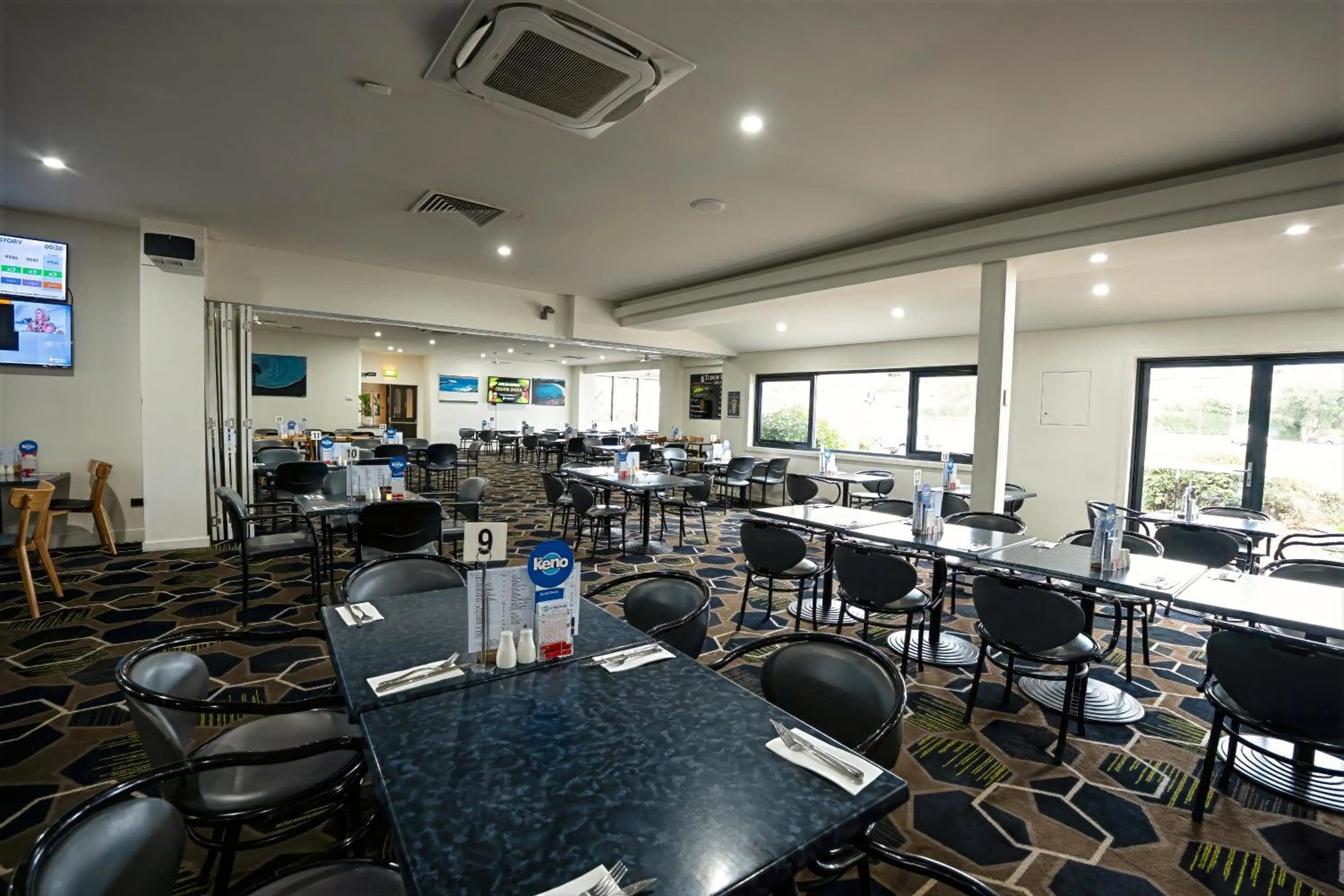 Restaurant/places to eat in Olde Tudor Hotel