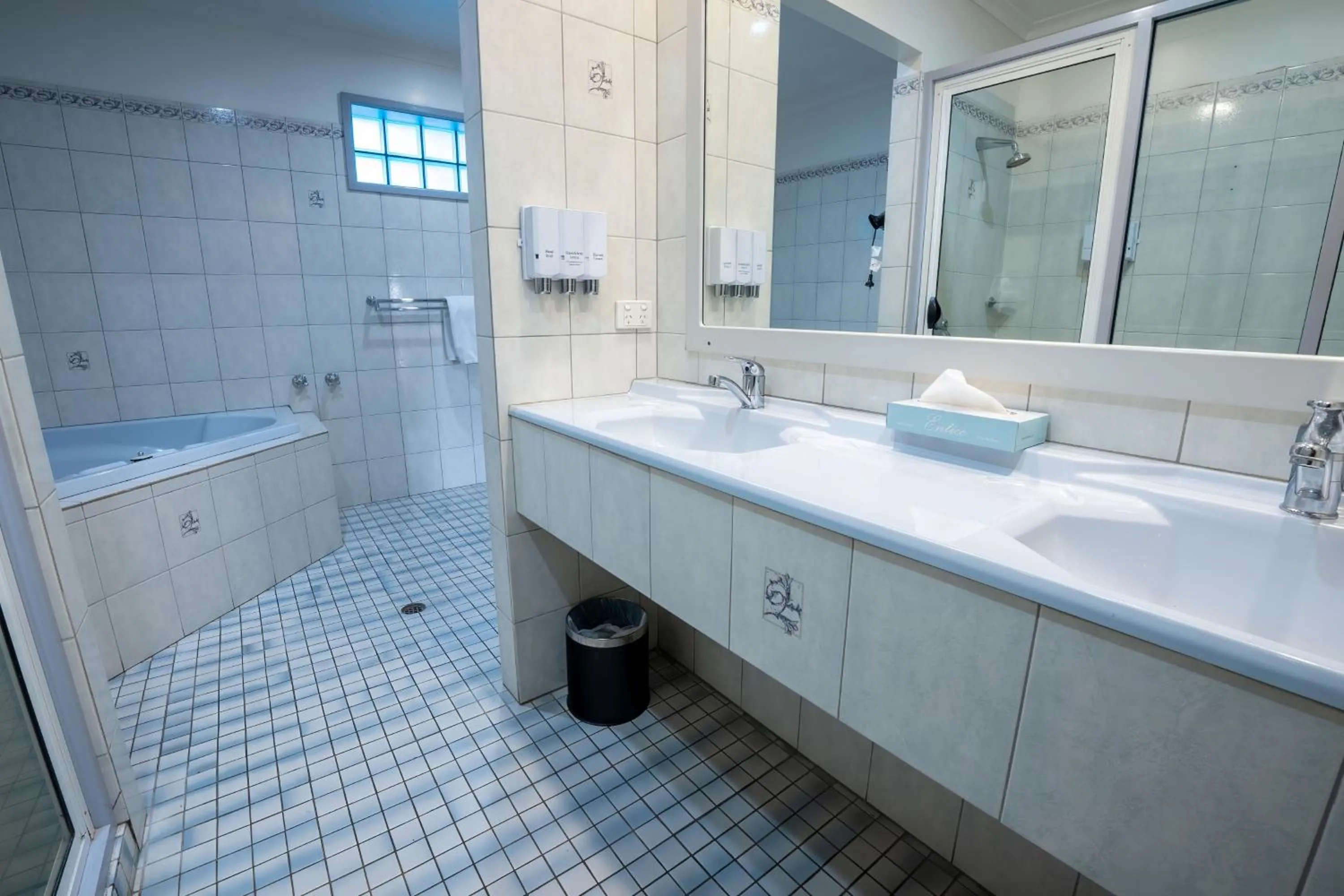 Shower in Olde Tudor Hotel