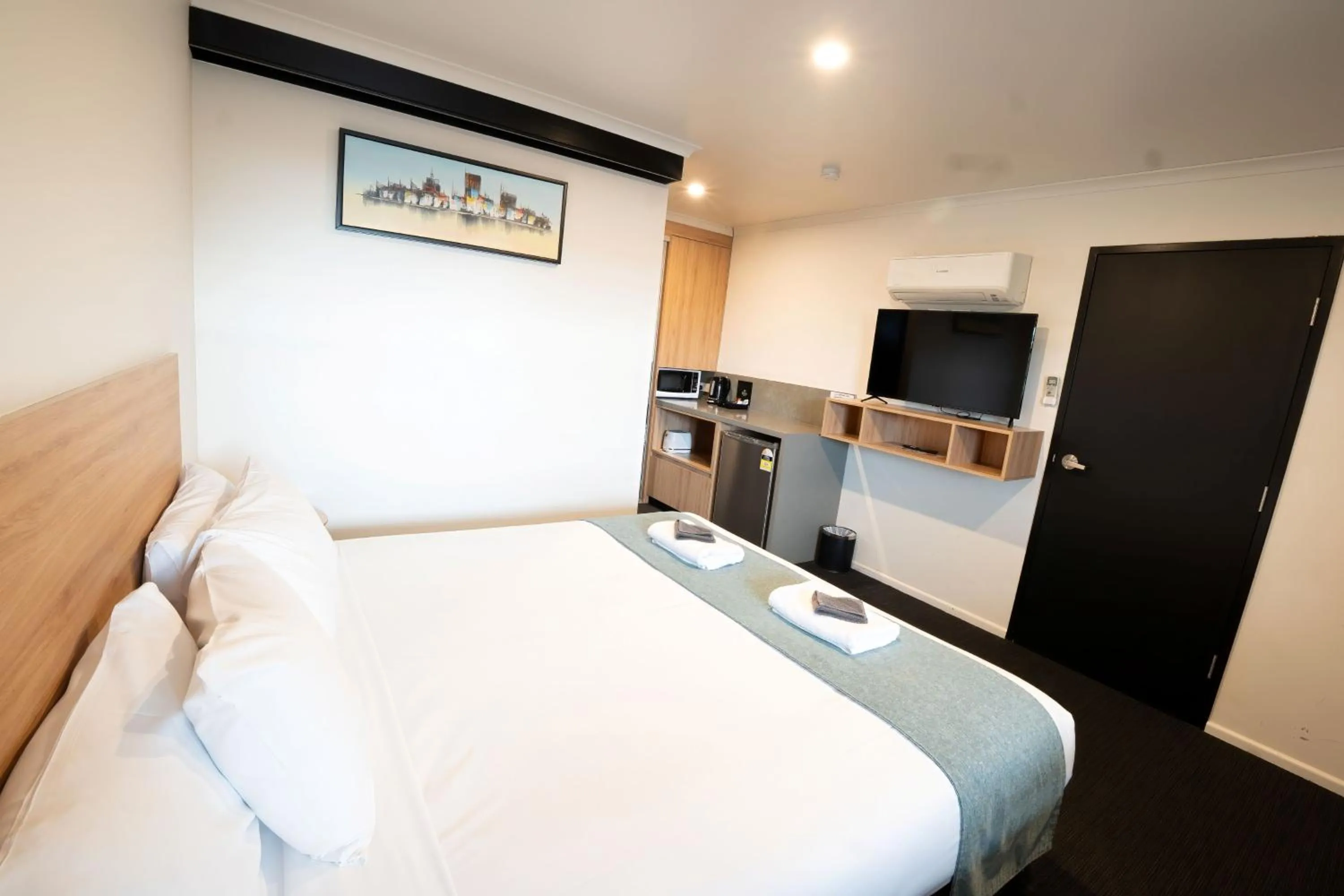 Communal lounge/ TV room, Bed in Olde Tudor Hotel