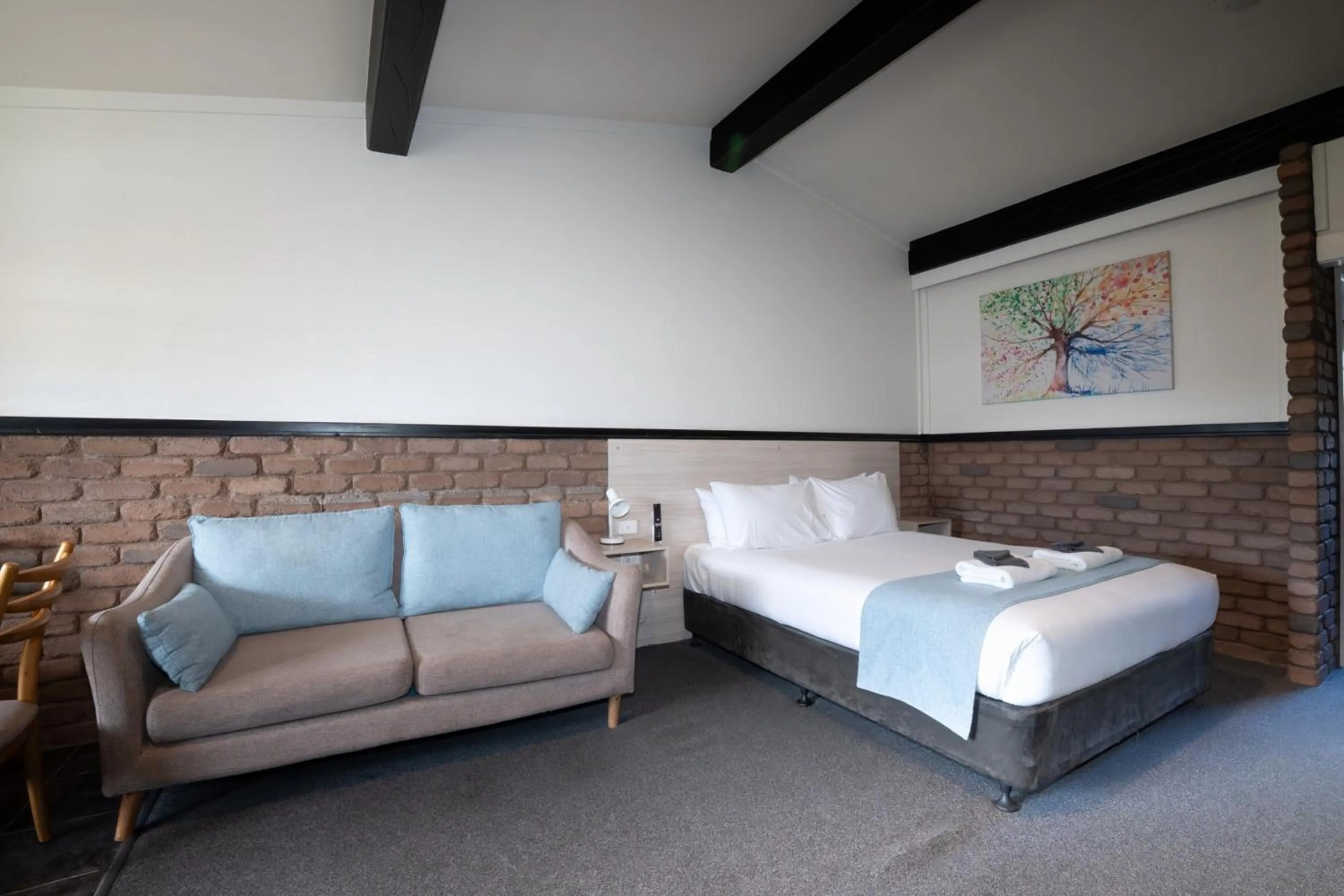 Bedroom, Bed in Olde Tudor Hotel