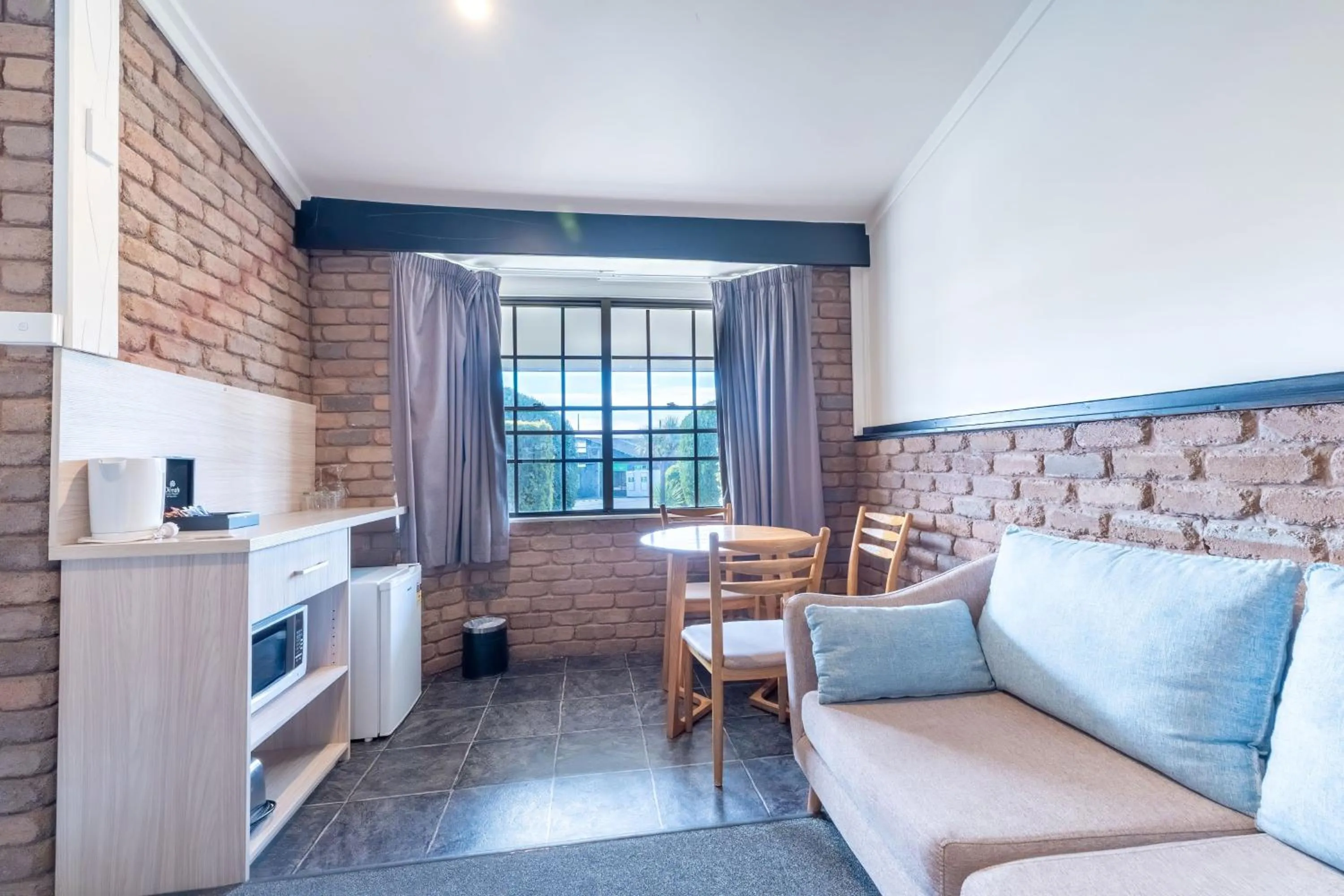 Kitchen or kitchenette in Olde Tudor Hotel