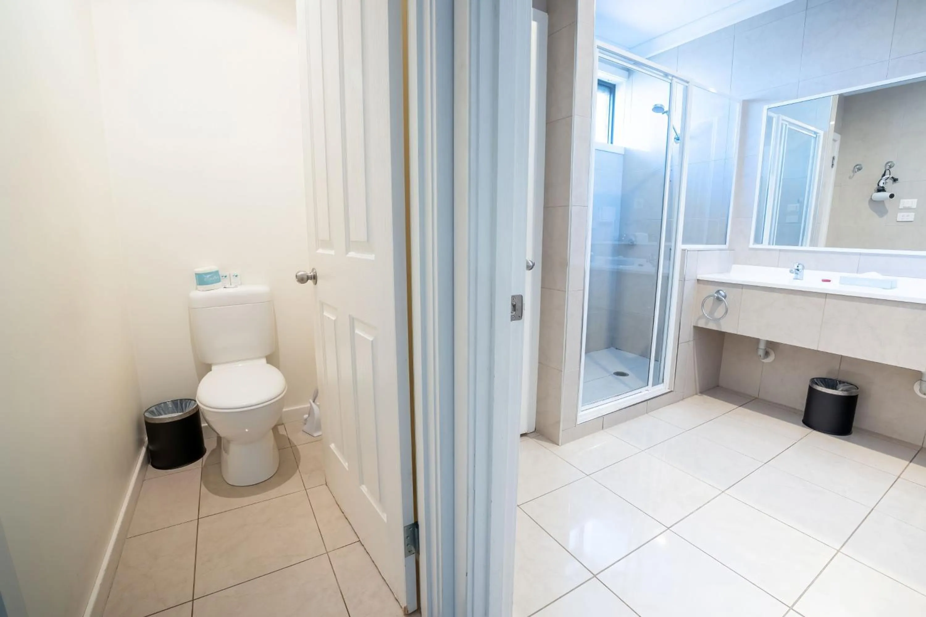 Shower in Olde Tudor Hotel